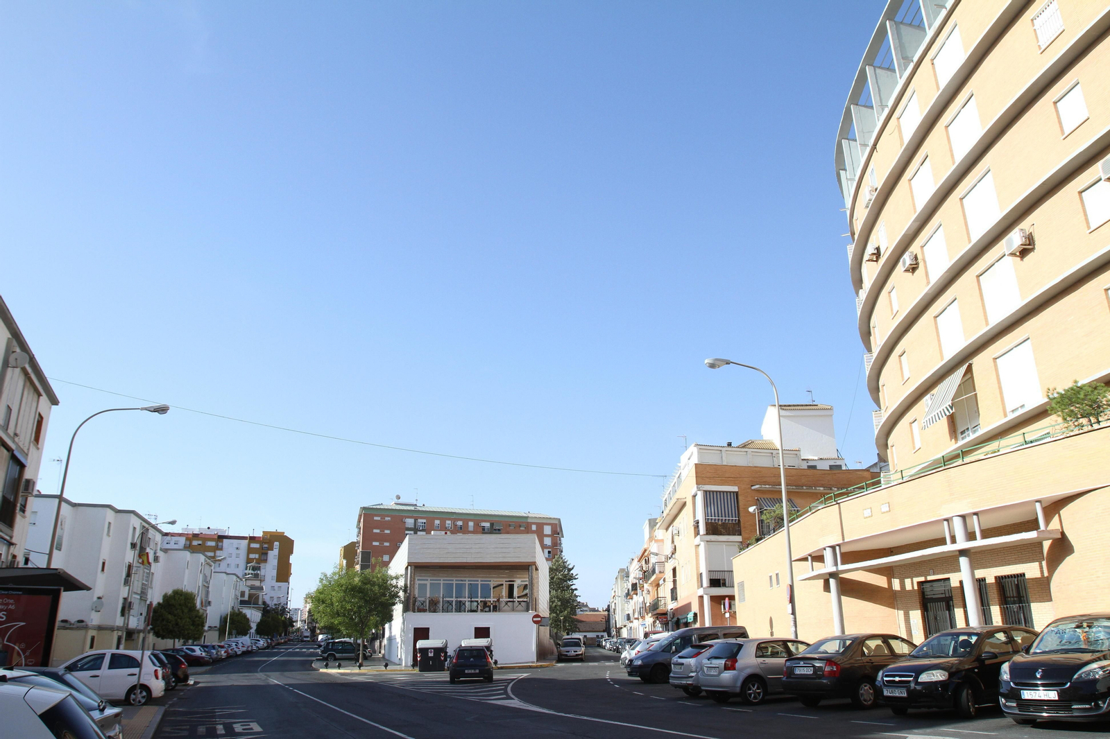 Asfalto deteriorado en una de las calles interiores del barrio.