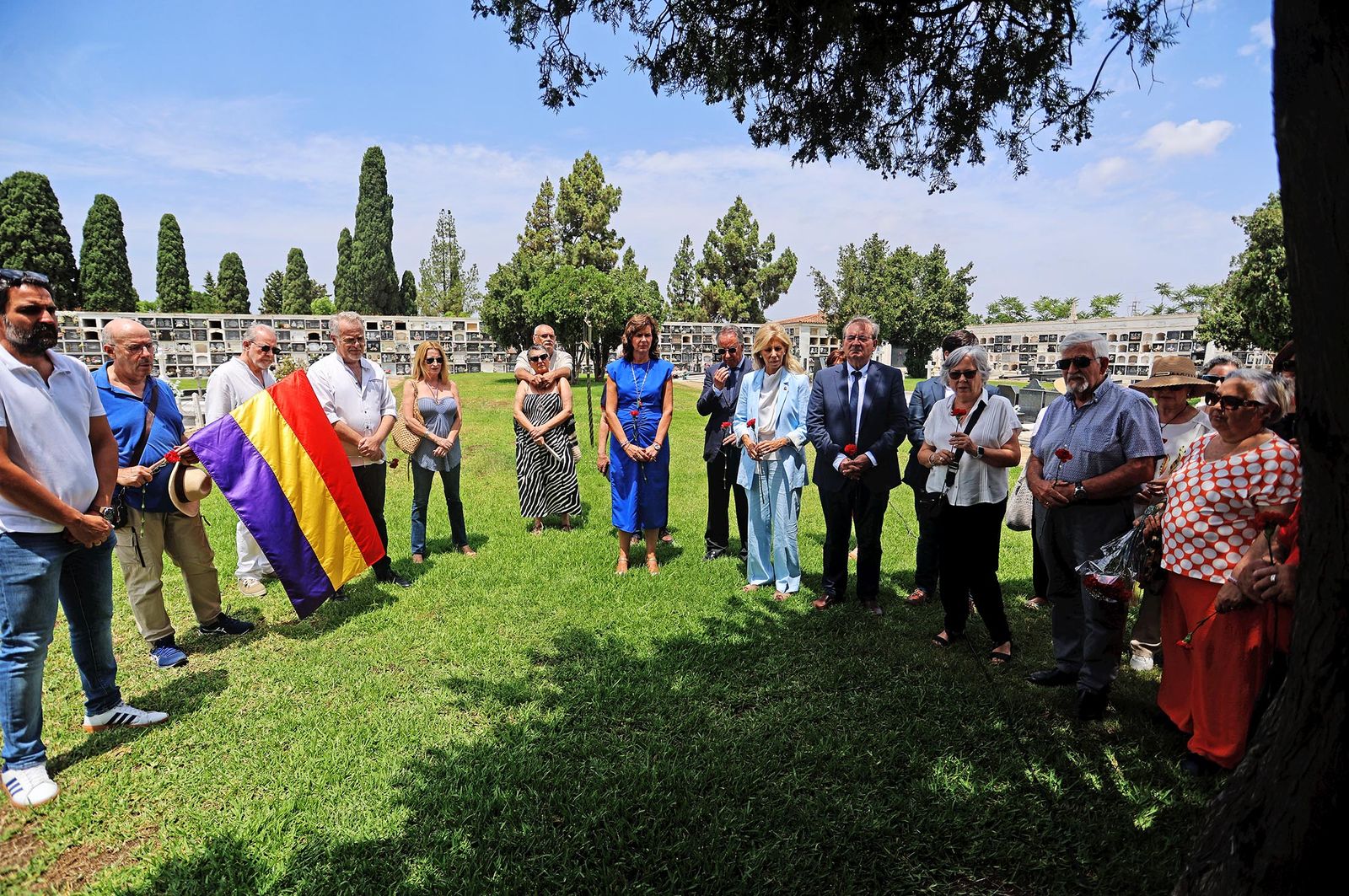 Imágenes de la visita a los trabajos de exhumación en las fosas comunes del Cementerio de La Soledad