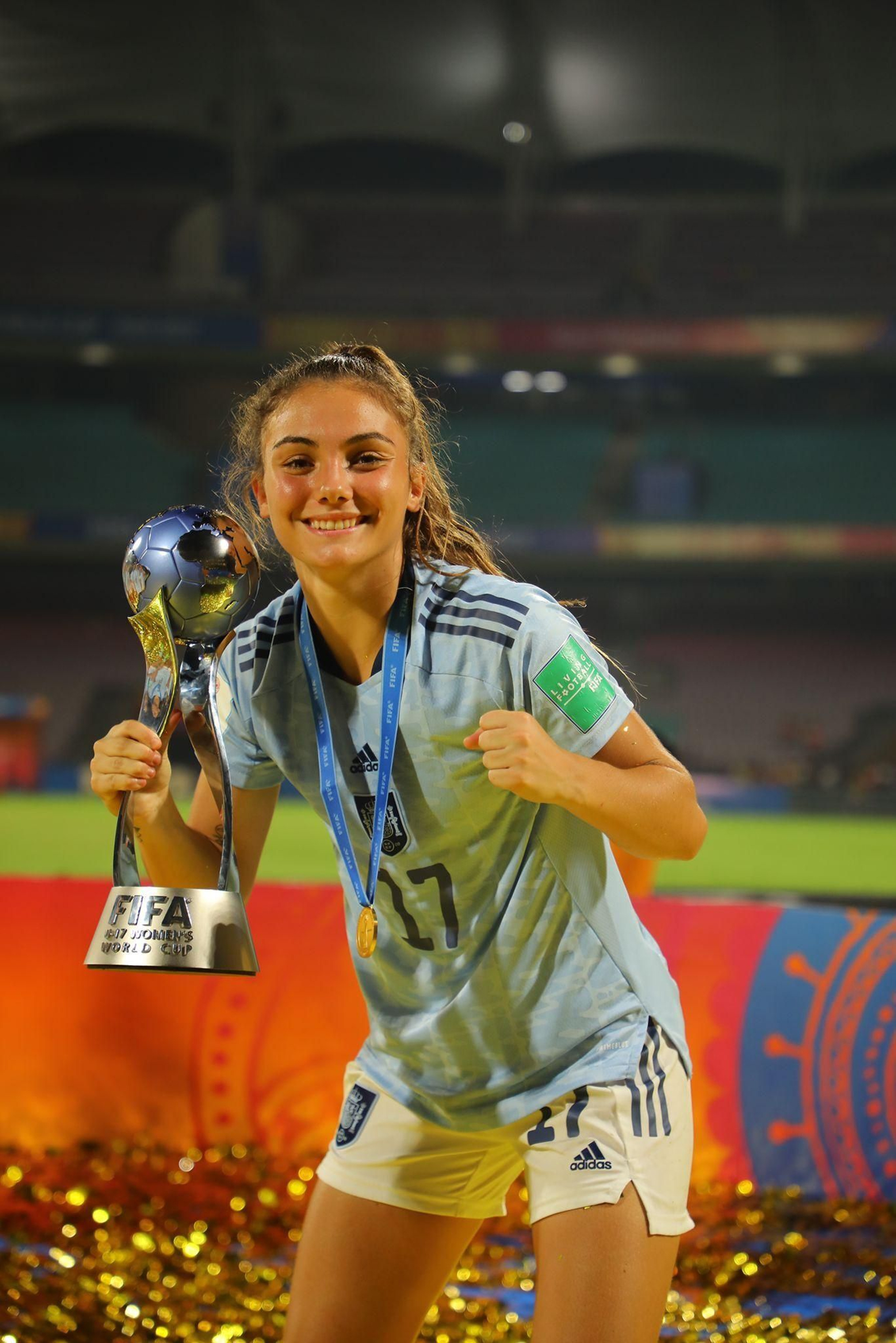 La centrocampista jerezana posa feliz con la medalla de oro y la Copa.