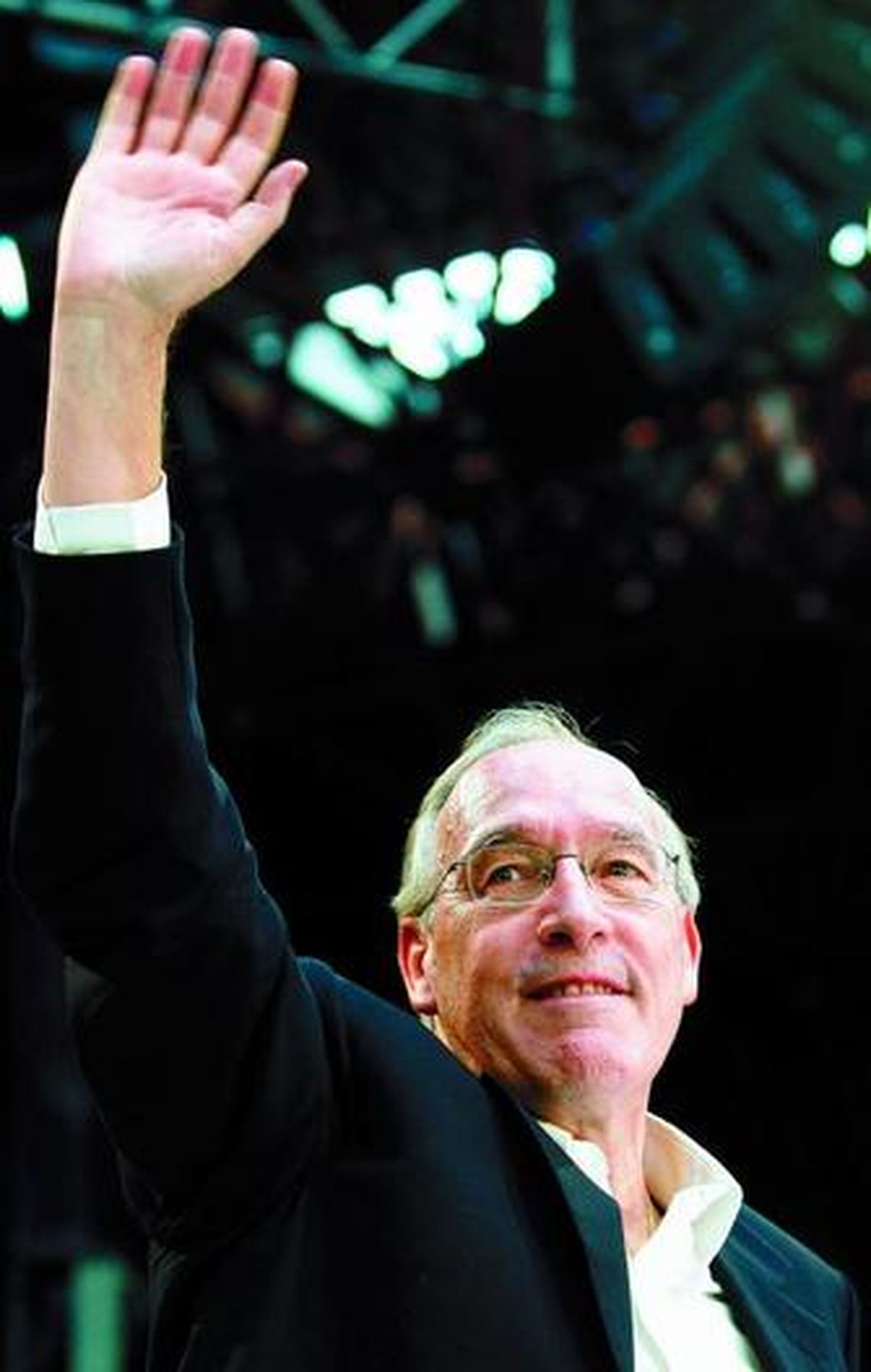 Rajoy, ayer con una botella de vino con el slogan de su partido.