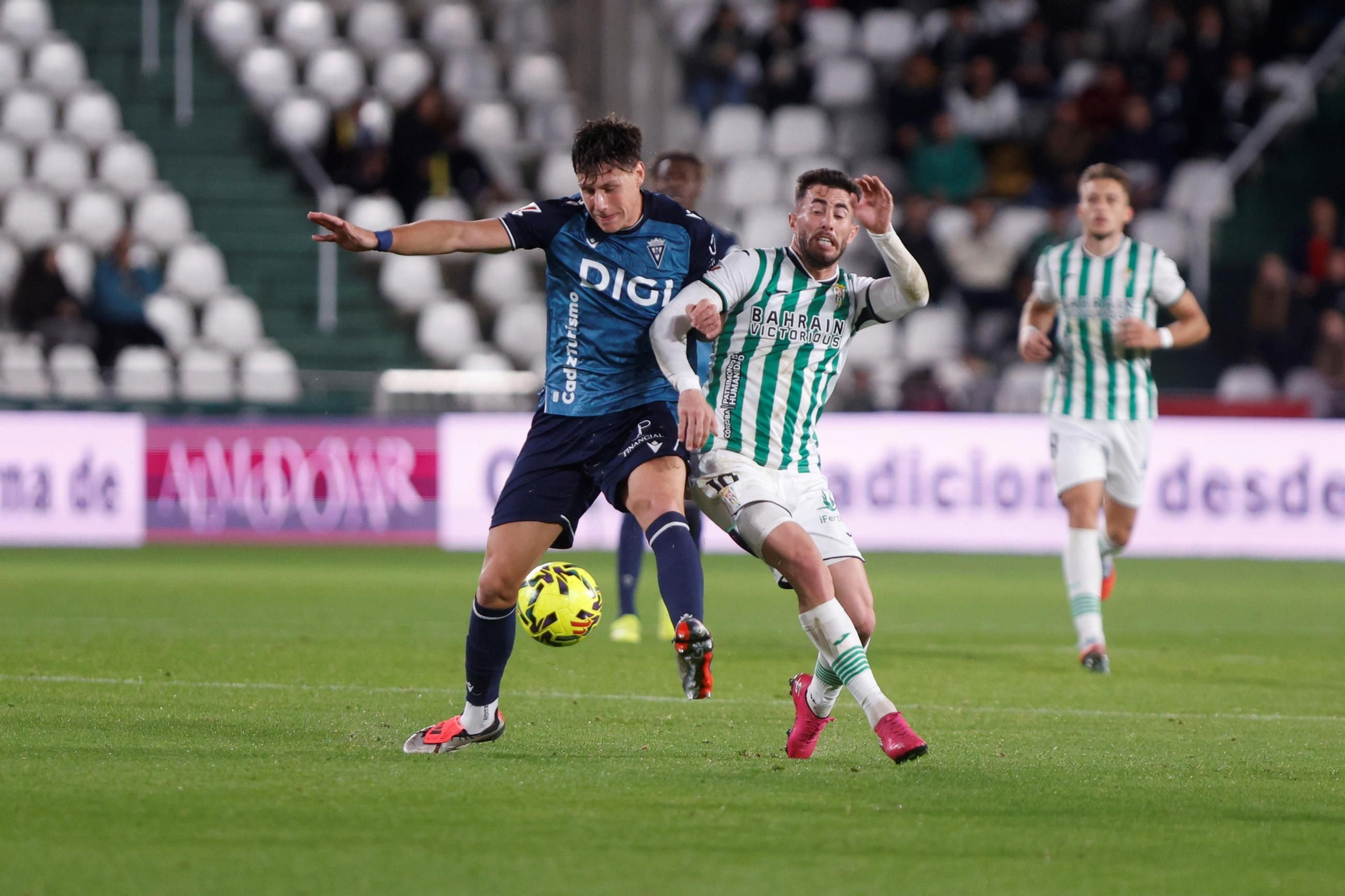 Iker Recio disputa un balón con Jacobo.