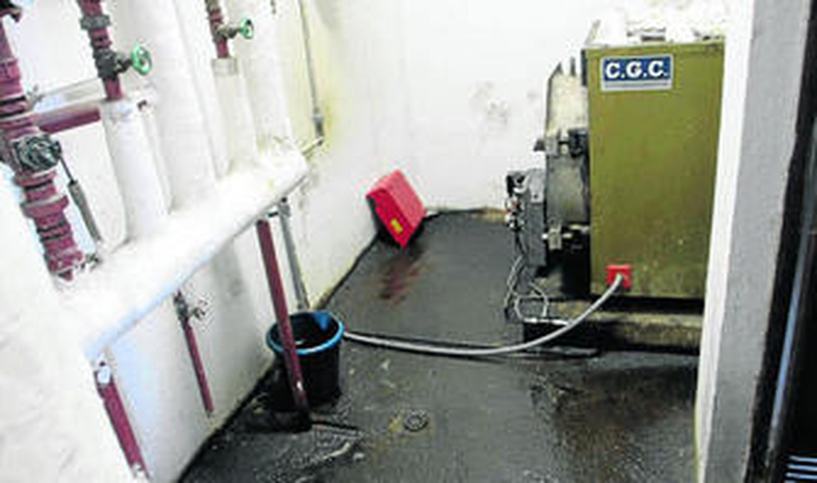 La caldera del colegio Luis Rosales sufrió un escape de gasoil el pasado viernes.