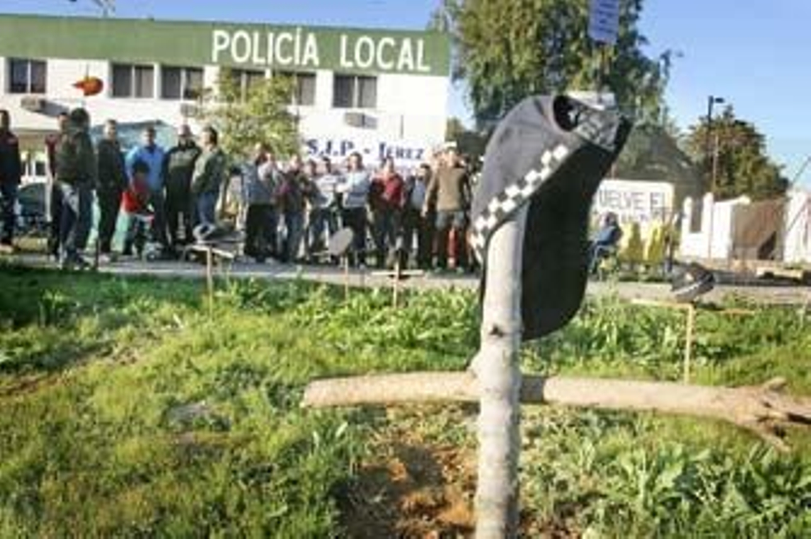 Policías locales, en la acampada que mantienen junto a la jefatura de El Almendral. /Pascual