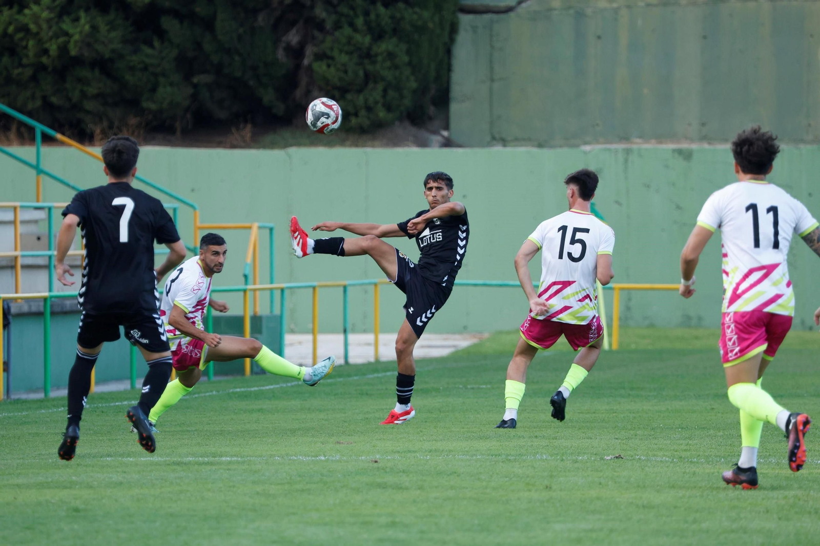 Chey despeja el balón ante el acoso de Dani Gallardo.