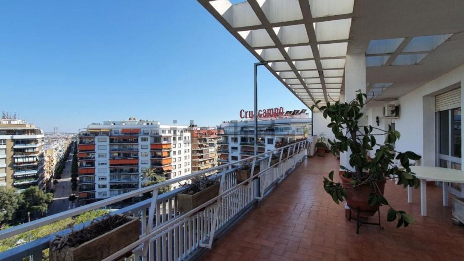 Terraza de más de cincuenta metros cuadrados en el ático de Plaza de Cuba