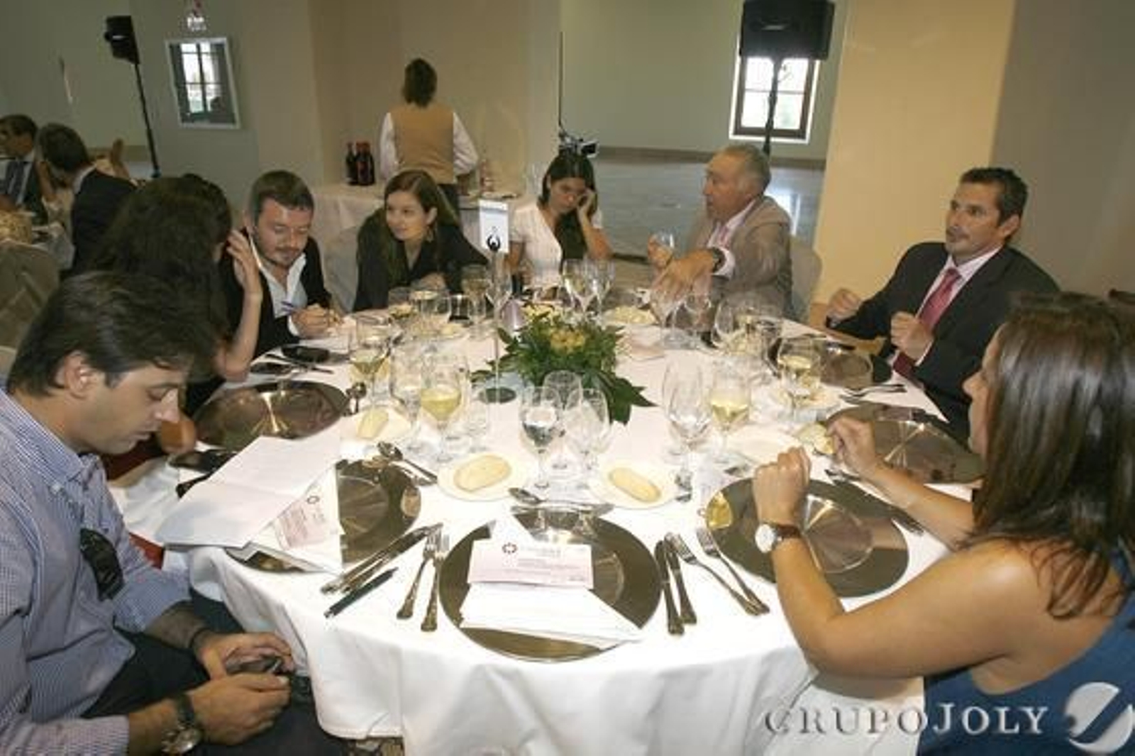 Los periodistas Miguel Velasco, IsabelLaguna, Pedro Espinosa, Marta Palomo, Laura Barco, el empresario Antonio Blázquez, Melchor Mateo y Montse Barreiro.

Foto: Julio Gonzalez-Joaquin Pino-Jose Braza