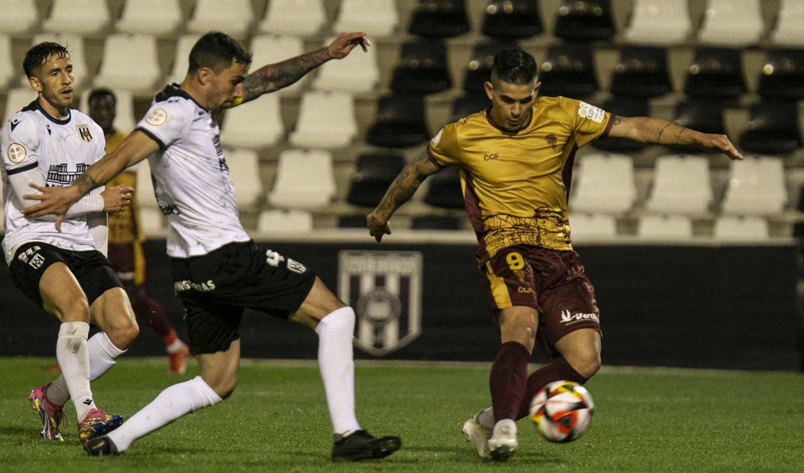 Kuki Zalazar remata a gol en el Mérida - Córdoba CF.