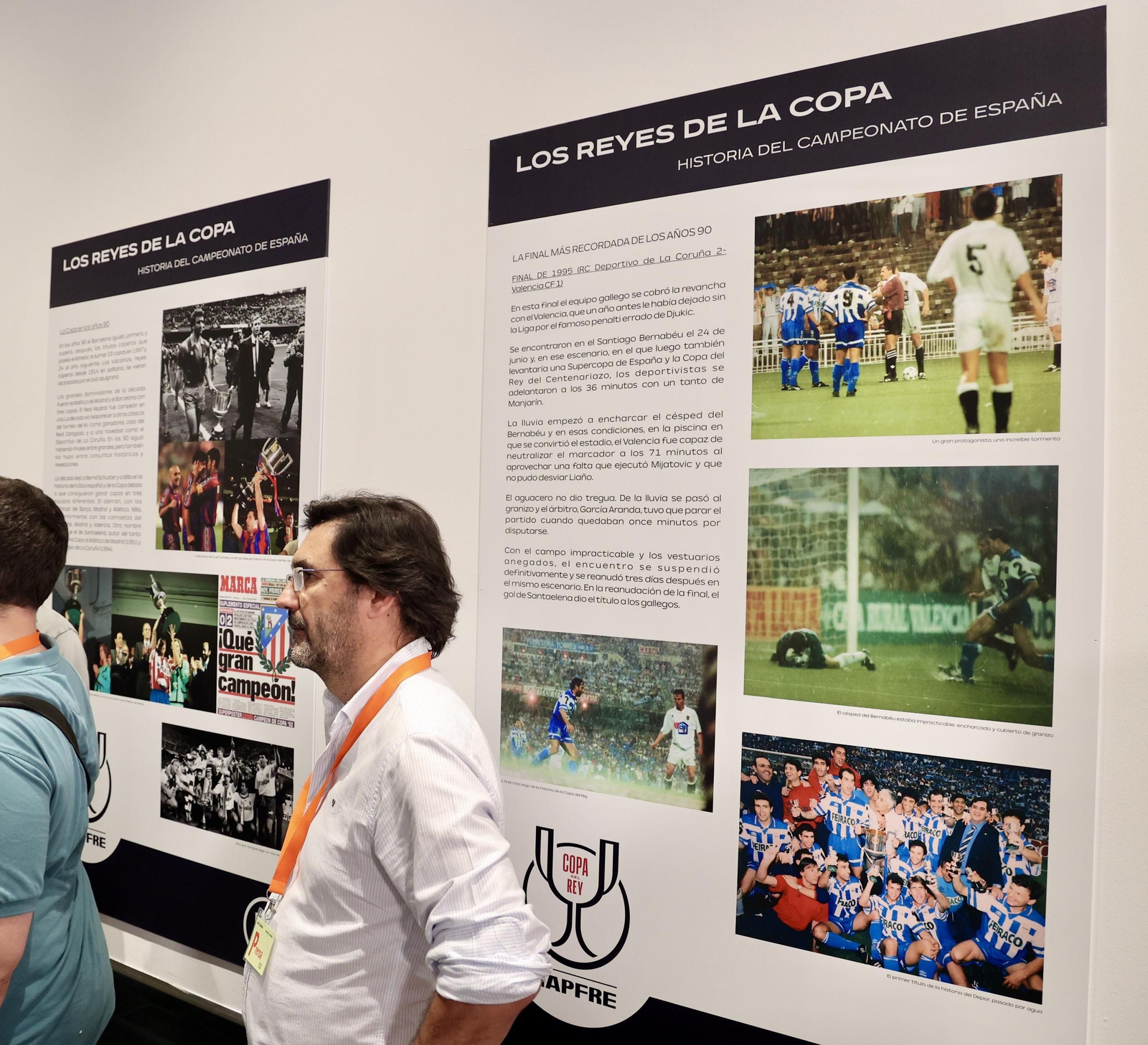 El presidente de la Junta de Andalucía recibe la Copa del Rey e inaugura la exposición "Los reyes de la Copa"