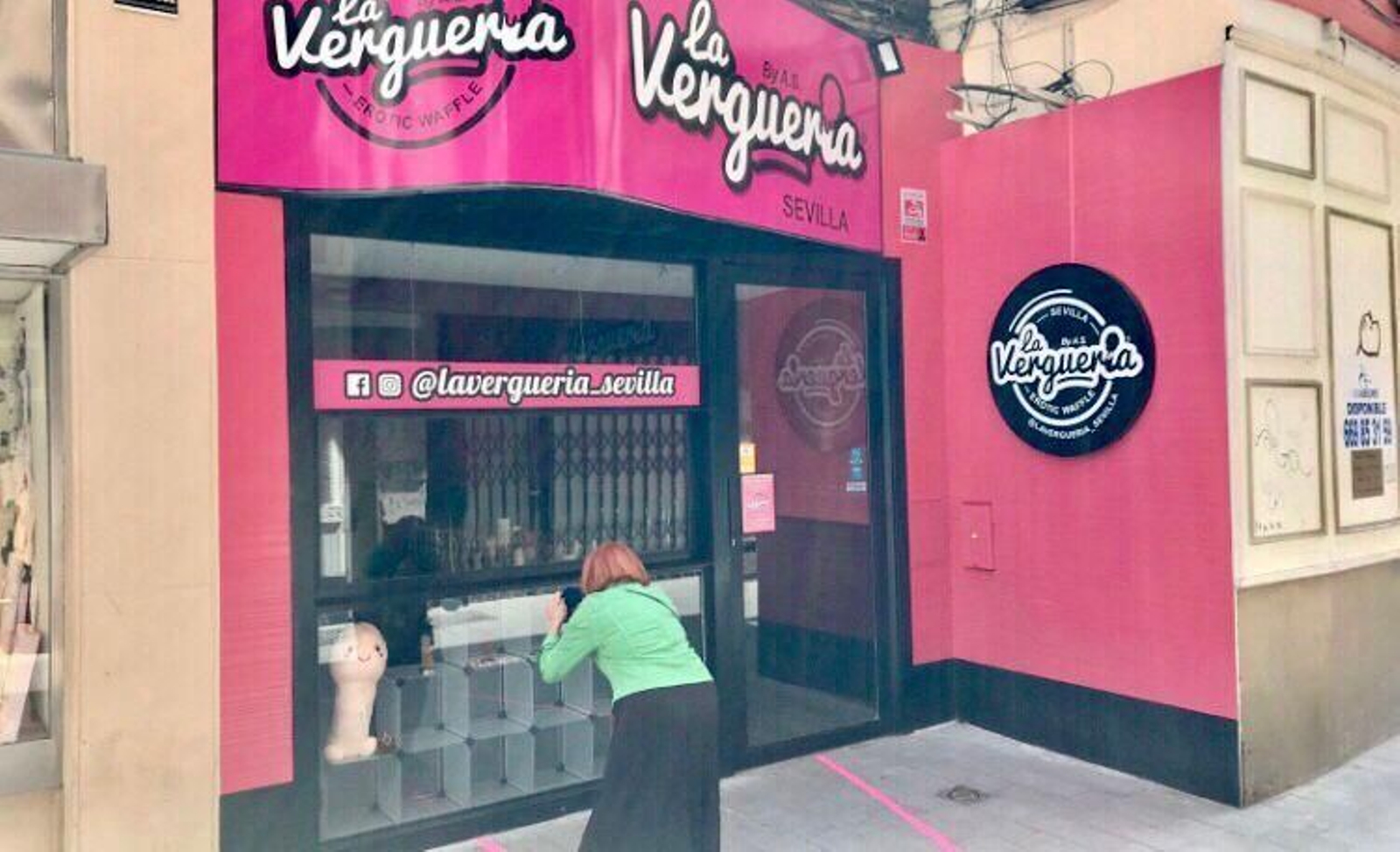 La fachada de color rosa del nuevo establecimiento de la calle Cuna