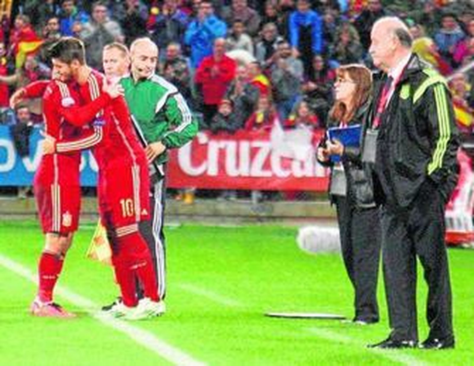 Vicente del Bosque, arriba junto a su ayudante, Toni Grande. Abajo, en el momento del cambio de Morata por Isco.