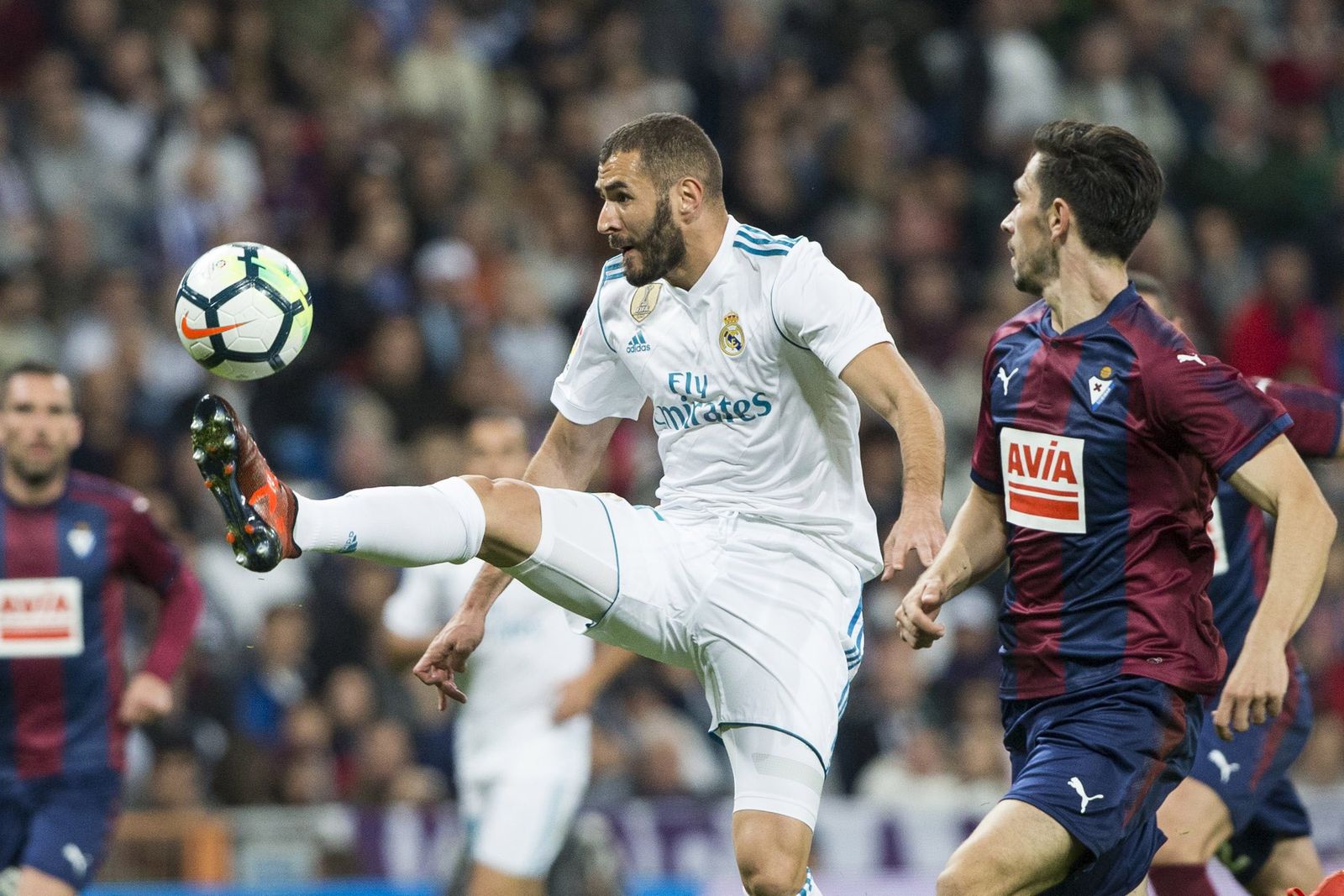 Benzema intenta controlar la pelota en el partido de anoche en el Santiago Bernabéu.