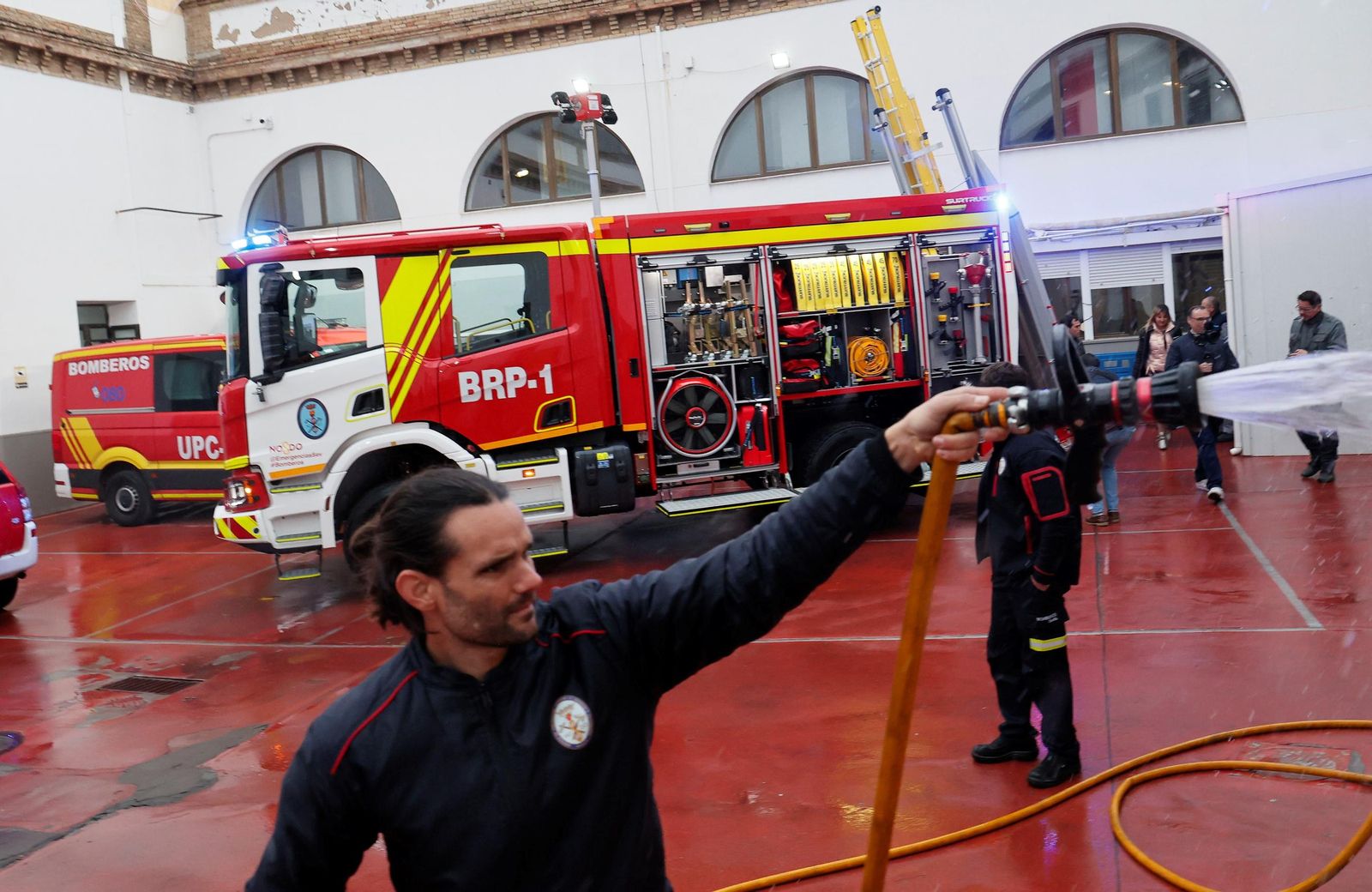 El nuevo camión de los Bomberos, ayer en el parque central.