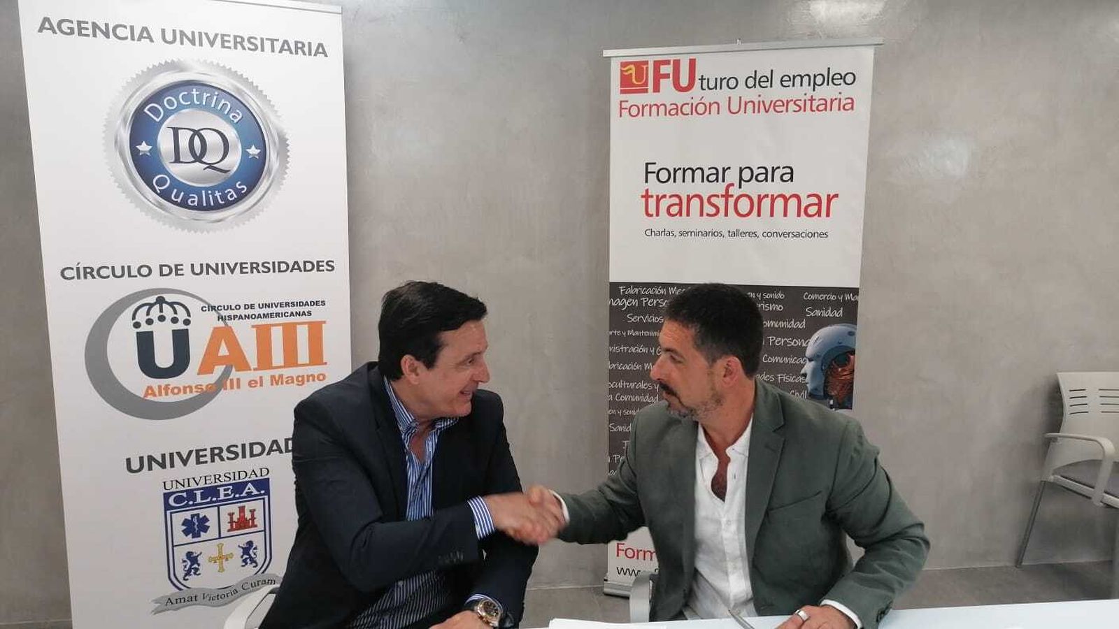 Ignacio Campoy y Alejandro Truébano  durante la firma del acuerdo