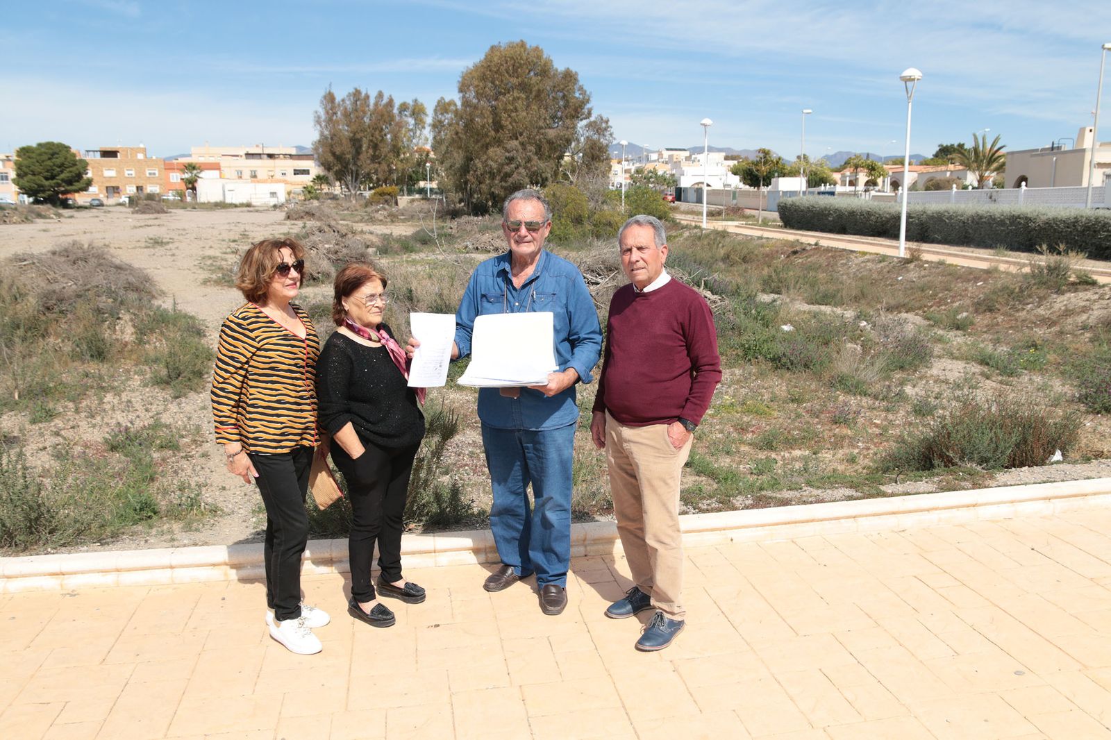 Representantes vecinales con los escritos de denuncia relativos a este solar de Retamar.