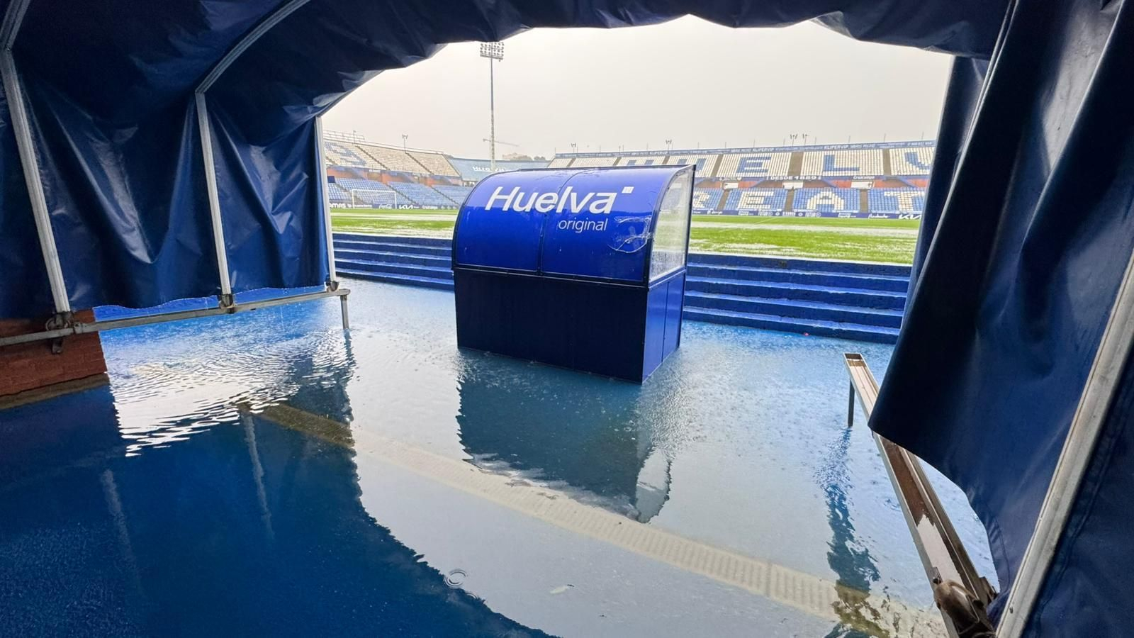 El túnel de vestuarios del Nuevo Colombino, completamente anegado.