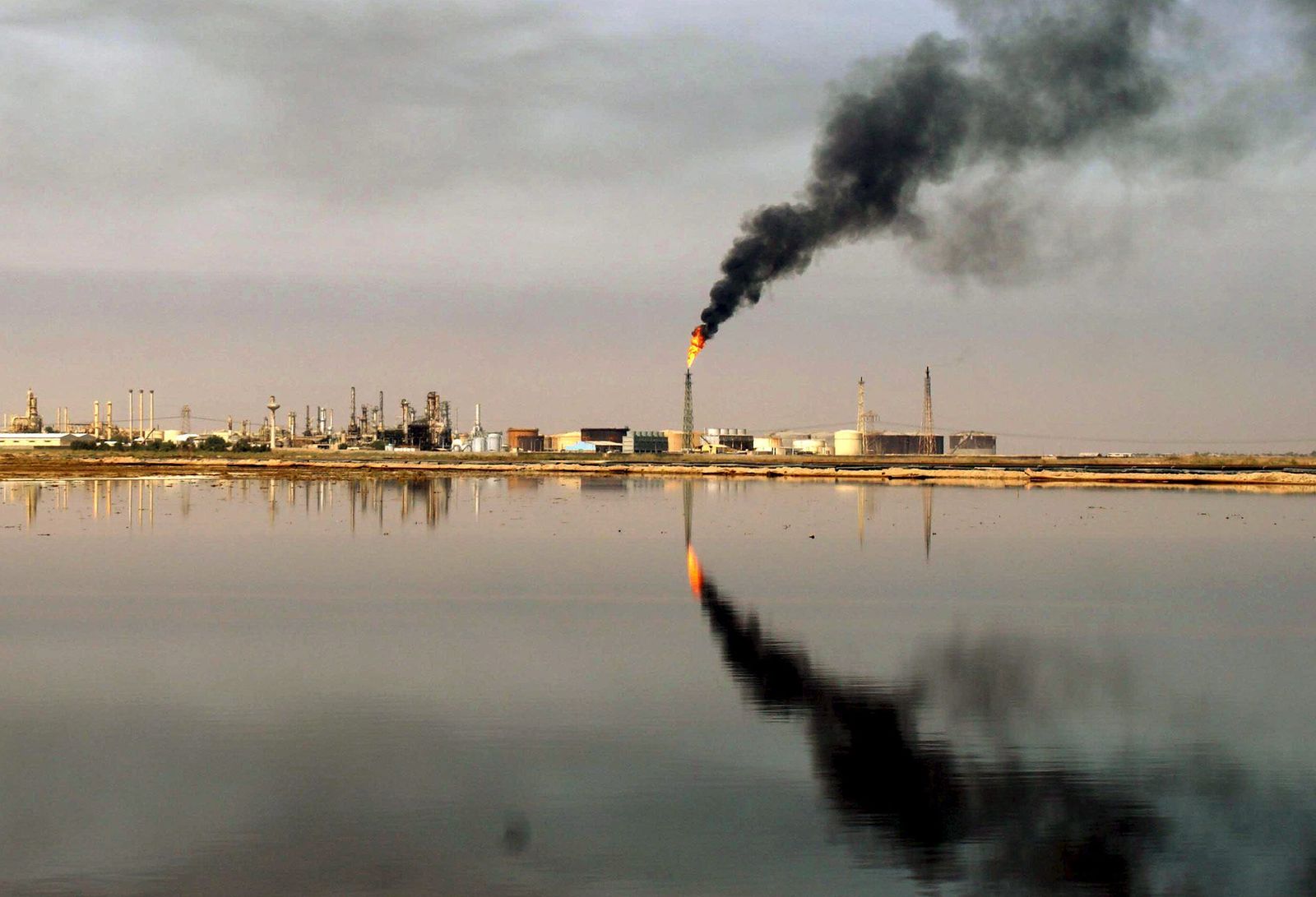 Refinería de petróleo en Basora (Irak)