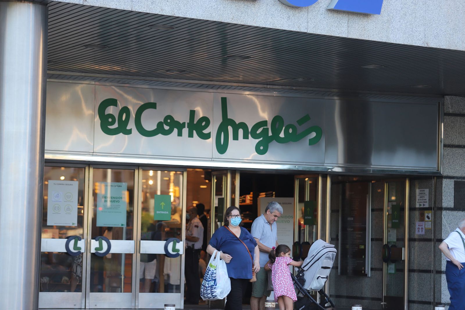 Imágenes de las rebajas de verano en la nueva normalidad