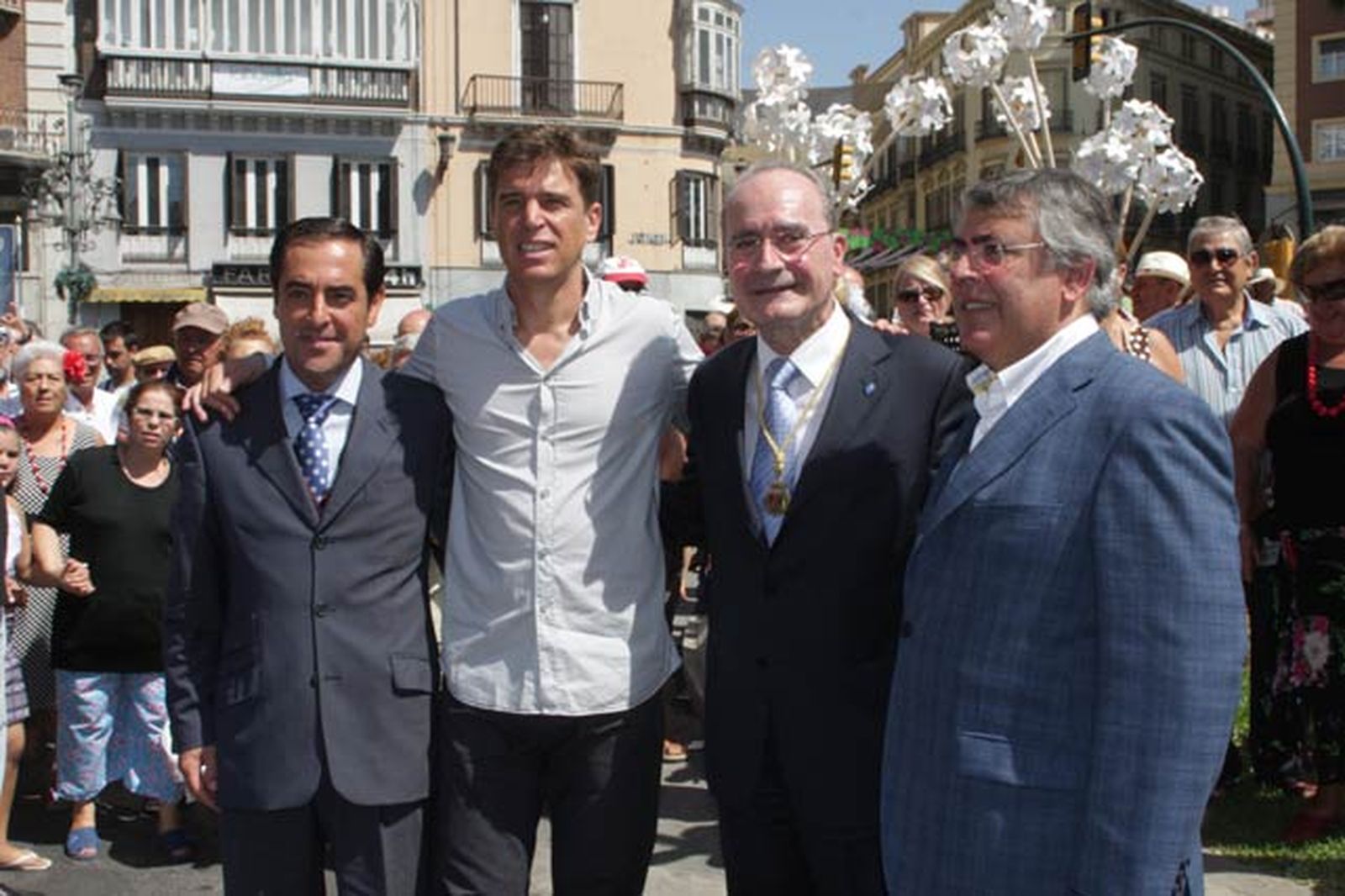 El abanderado Javier Ojeda junto con miembros de la corporación municipal y el Alcalde de Málaga durante la parada en la Plaza del Marqués de Larios donde tendría lugar la izada de la bandera.
FOTO: Migue Fernández