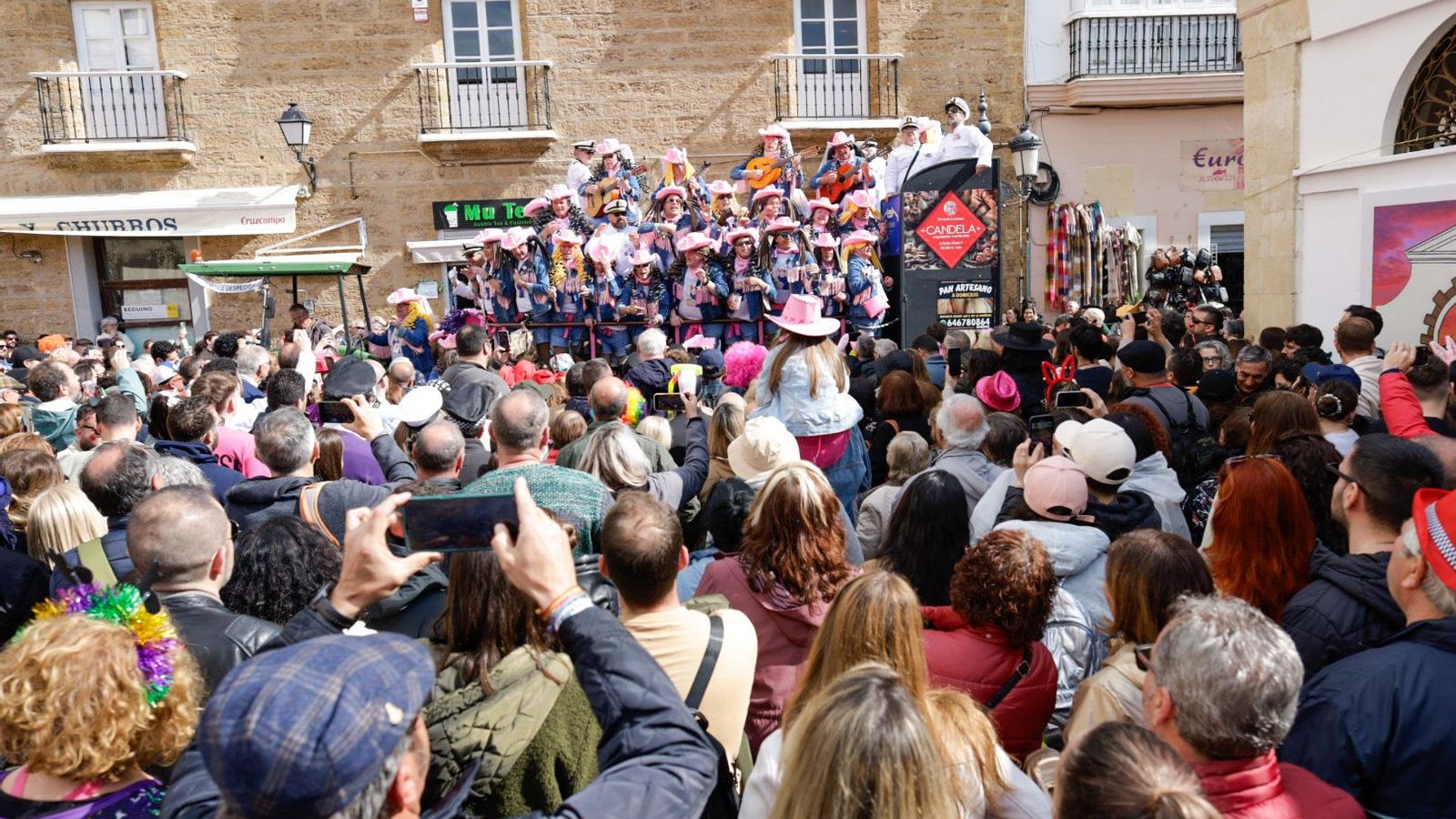 Las mejores imágenes del primer domingo de Carnaval de Cádiz