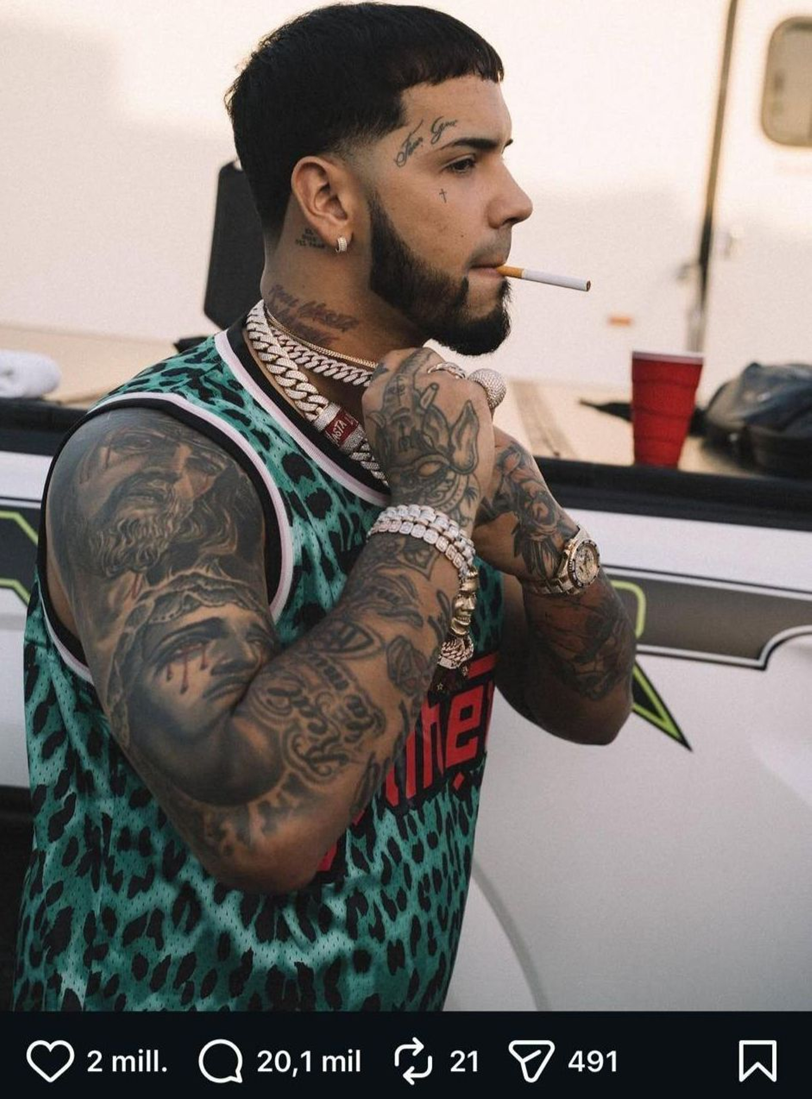 Anuel en una imagen donde se aprecia el tatuaje del Señor de la Salud que procesiona en la Semana Santa de Jerez.