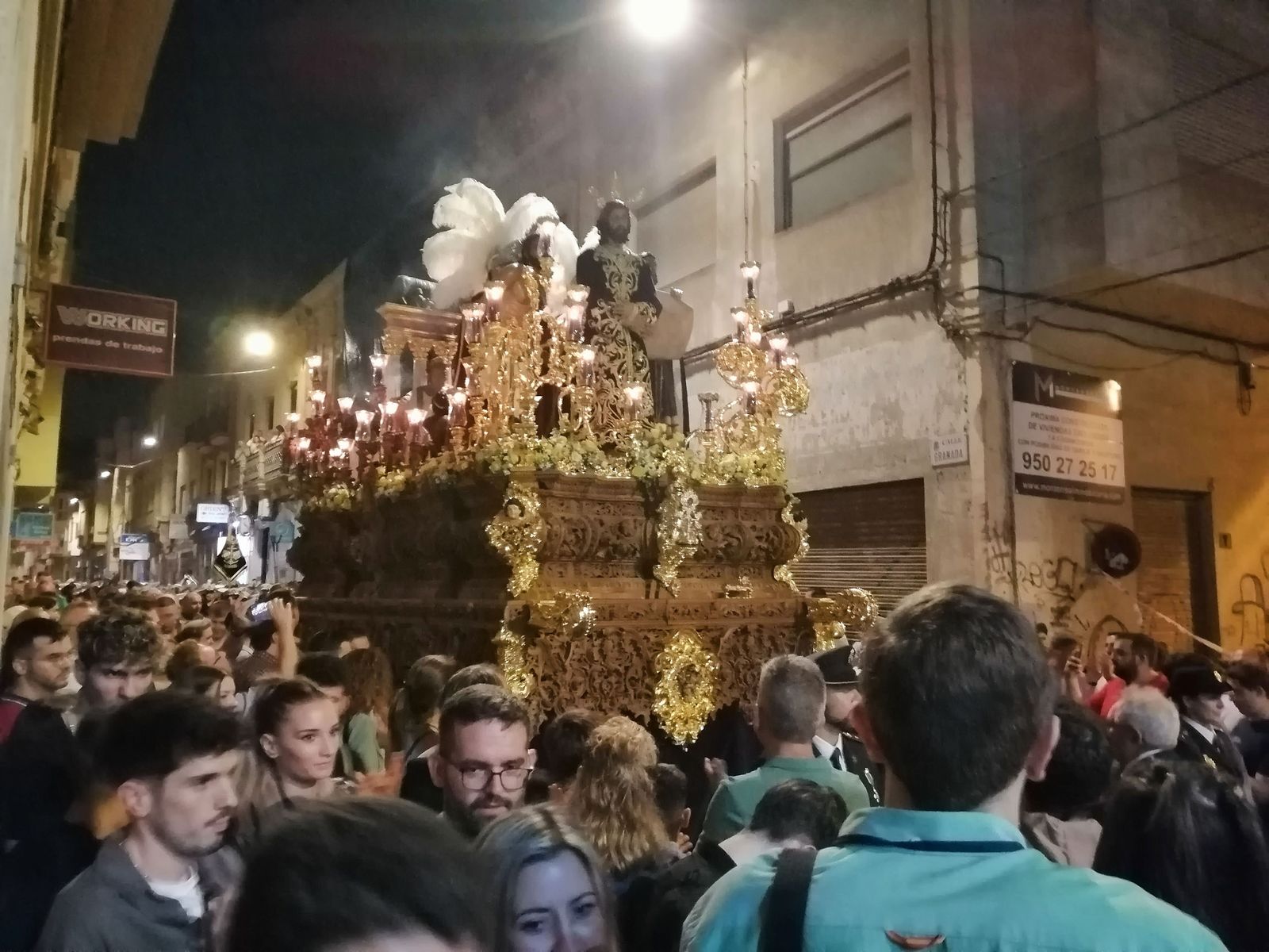 Imágenes de La Magna por las calles de Almería
