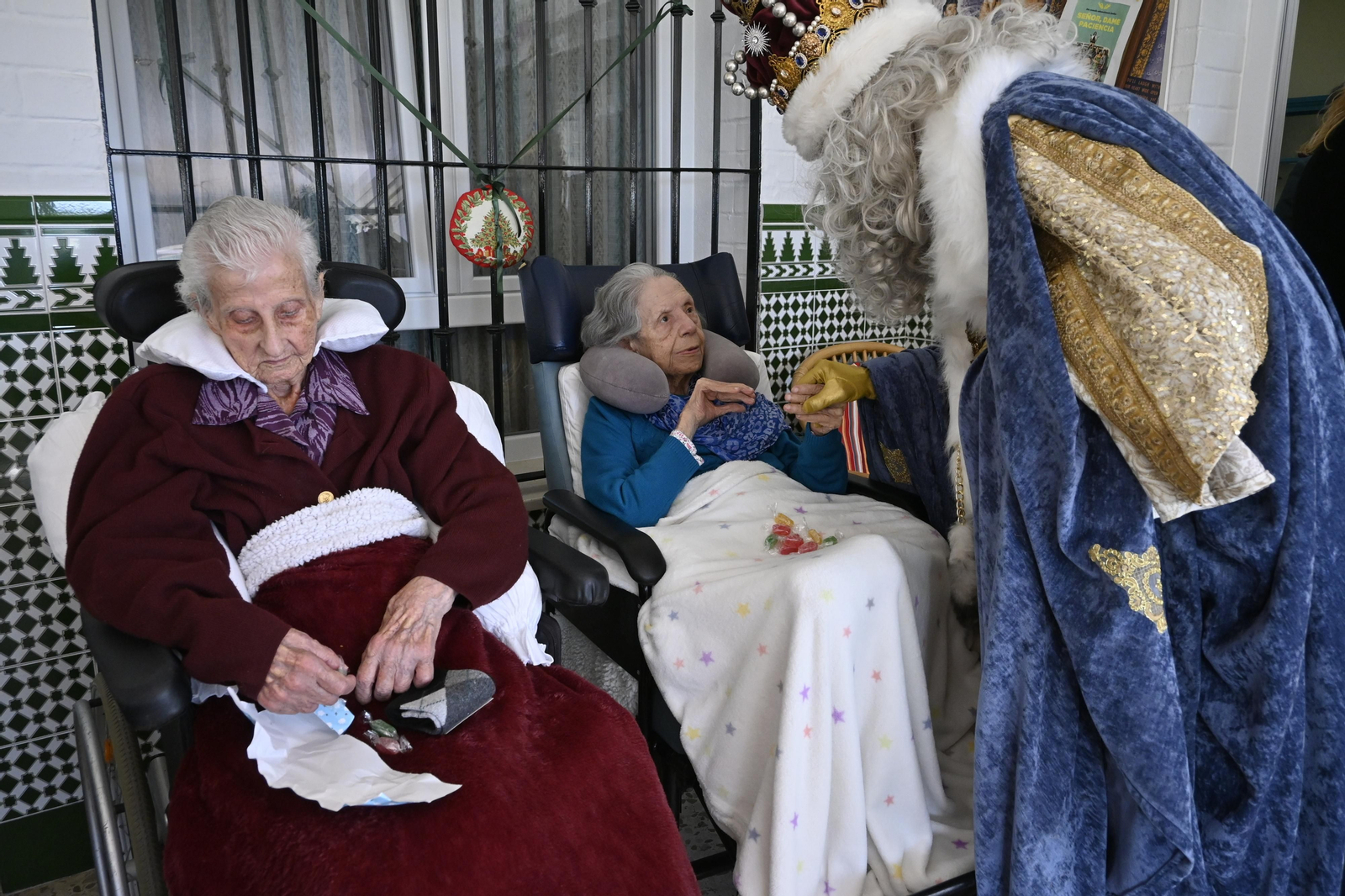 Visita de los Reyes Magos a los ancianos de los asilos de Huelva, en imágenes