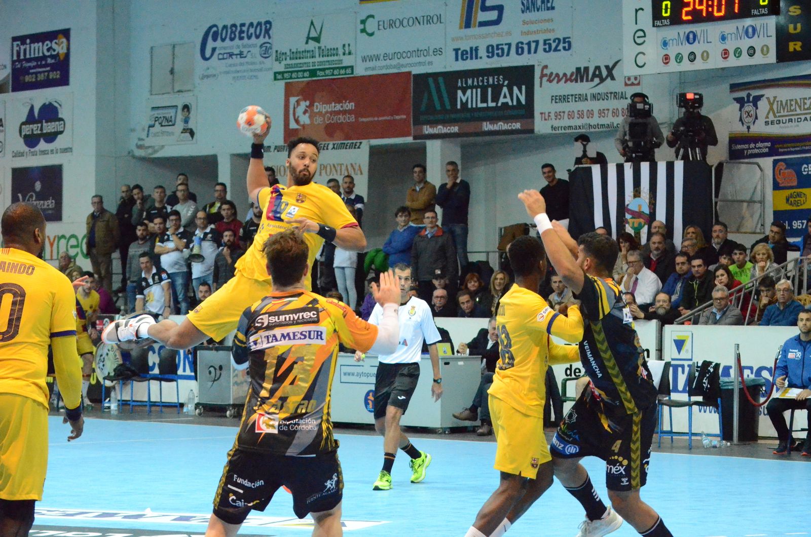 N'Guessan, del Barça, lanza por encima de la defensa del Ángel Ximénez.