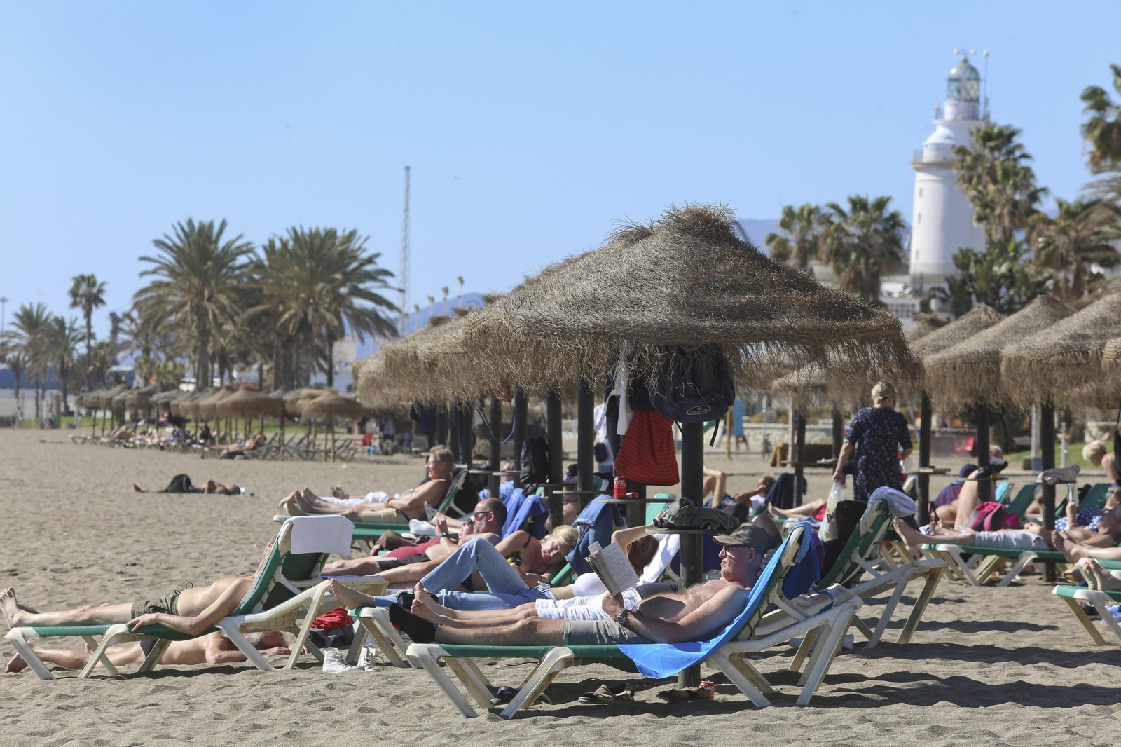 Las fotos de las playas de Málaga ante un calor que "no es normal"