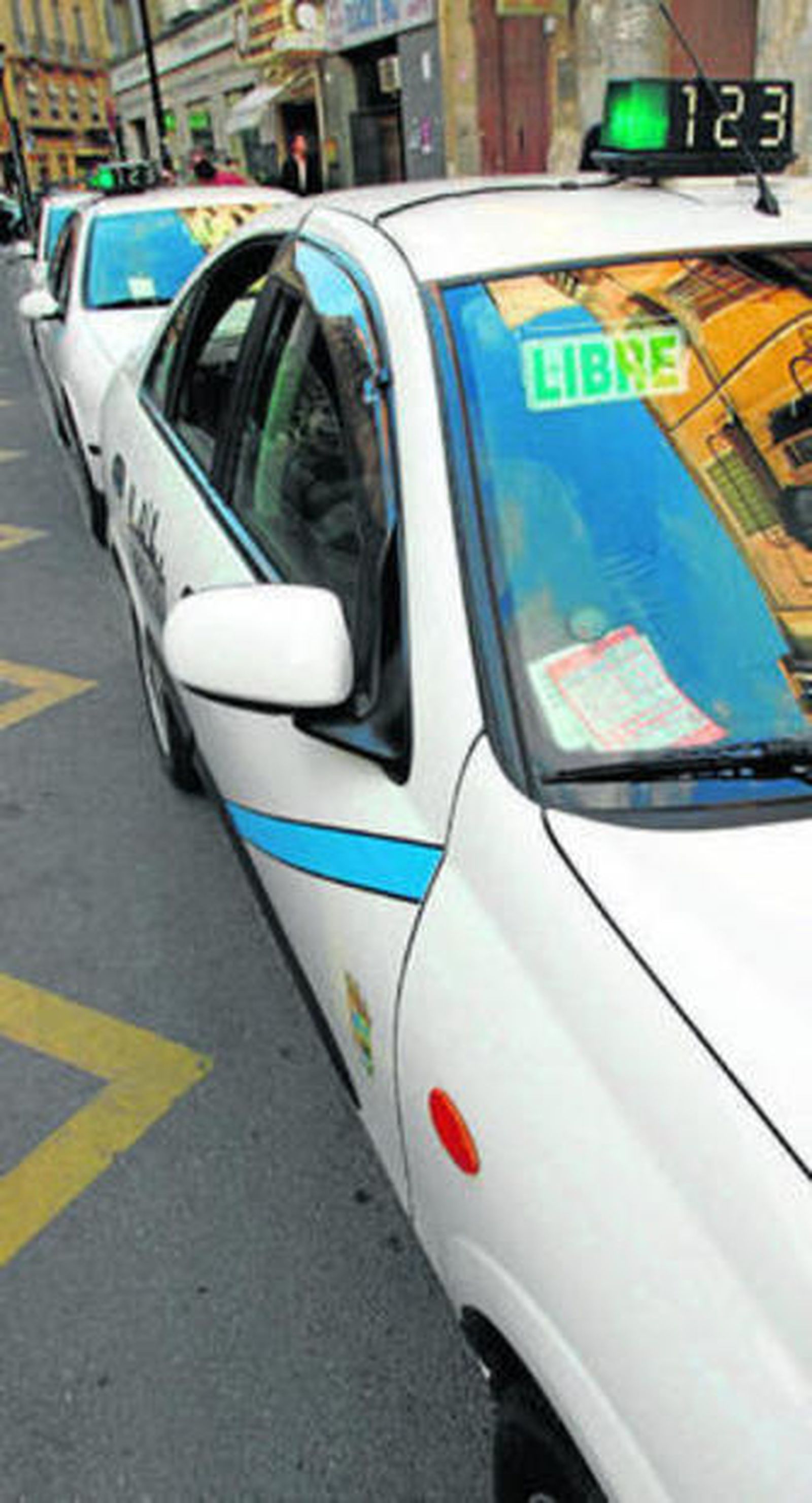 Un taxi en el centro de Málaga, en una imagen de archivo.