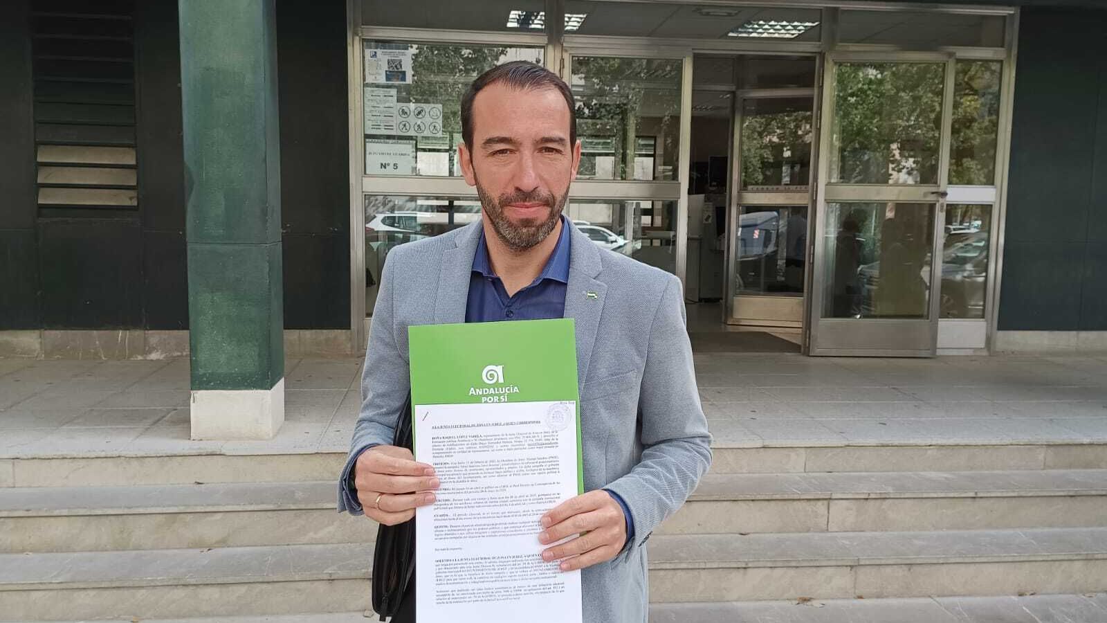 Santiago Casal, frente a las puertas de los Juzgados tras presentar la denuncia ante la Junta Electoral de Zona.