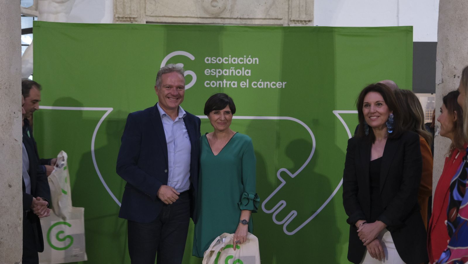 Imágenes del desfile benéfico contra el cáncer, en la Escuela de Artes de Almería
