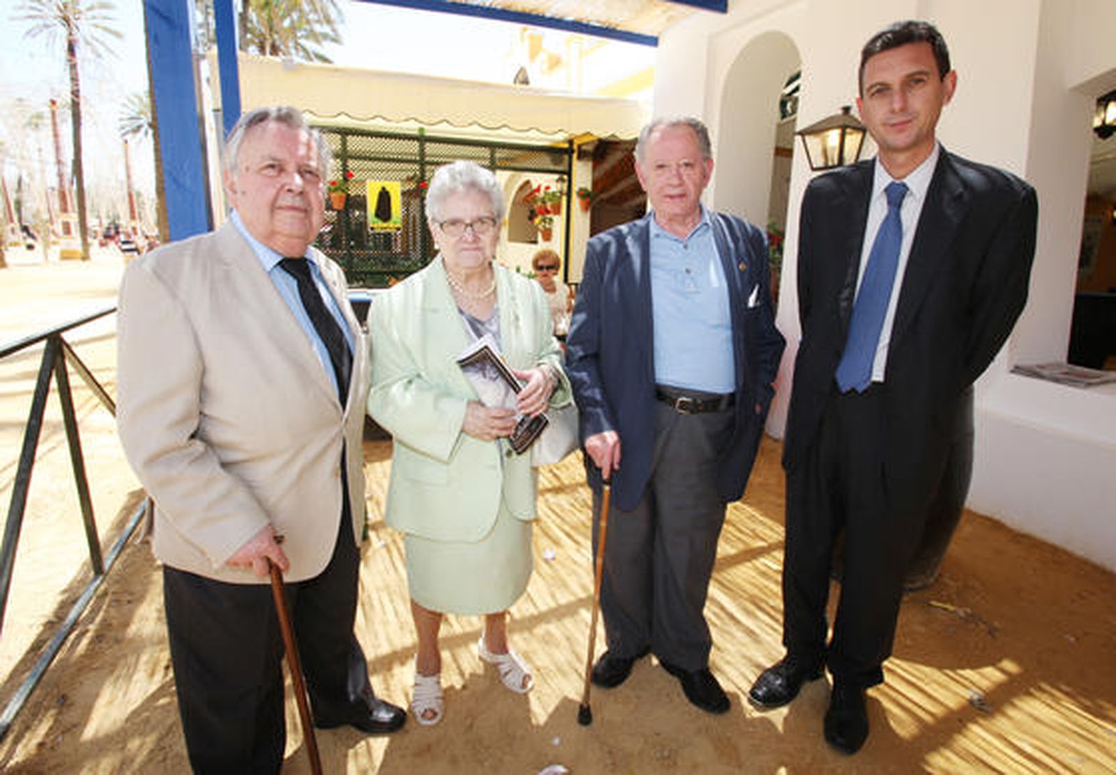 Manuel Pérez Celdrán y Juan de la Plata, vicepresidente y presidente de la Cátedra de Flamencología, junto a la esposa del primero y Miguel Berraquero, gerente del Diario.

Foto: Vanesa Lobo