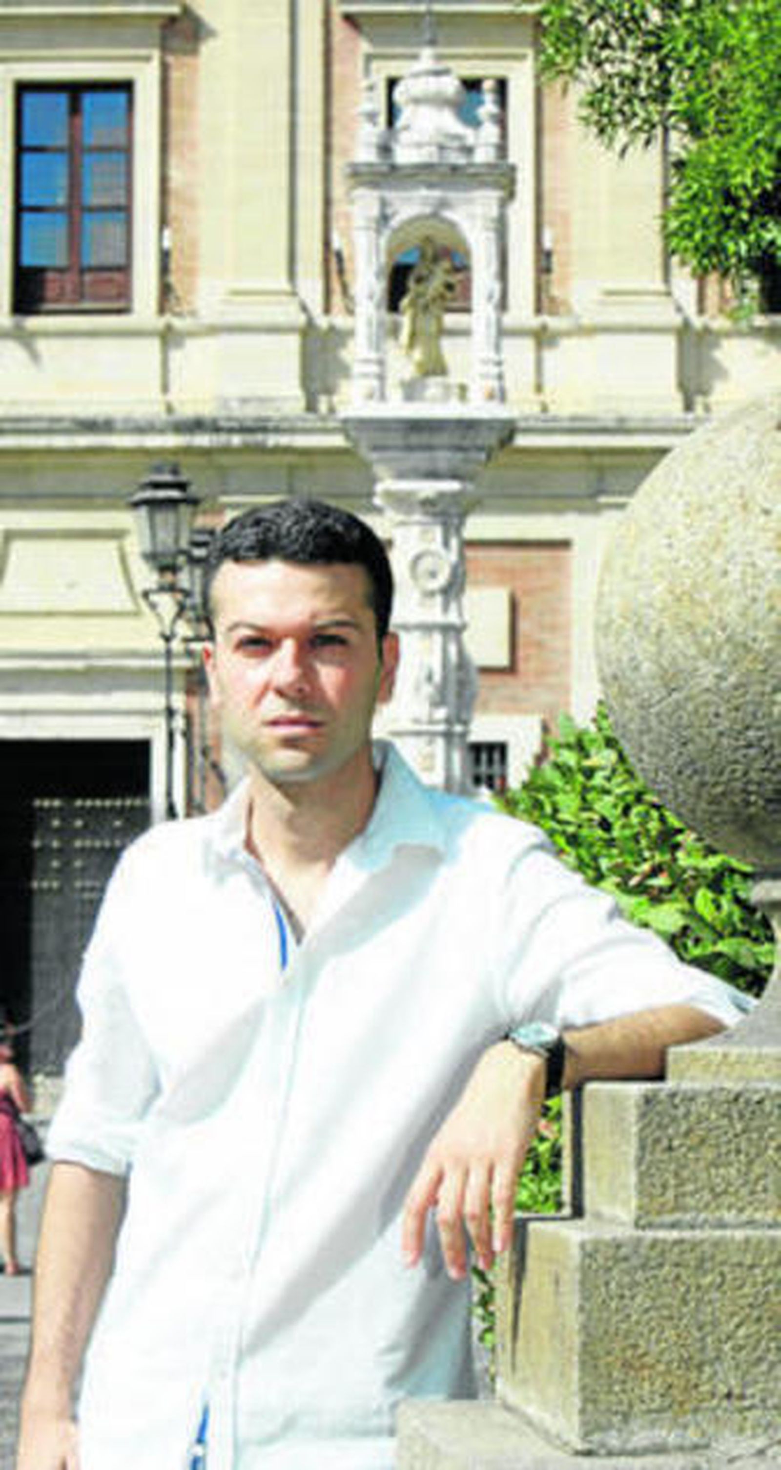 El autor, junto al templete erigido en la plaza del Triunfo por el terremoto.