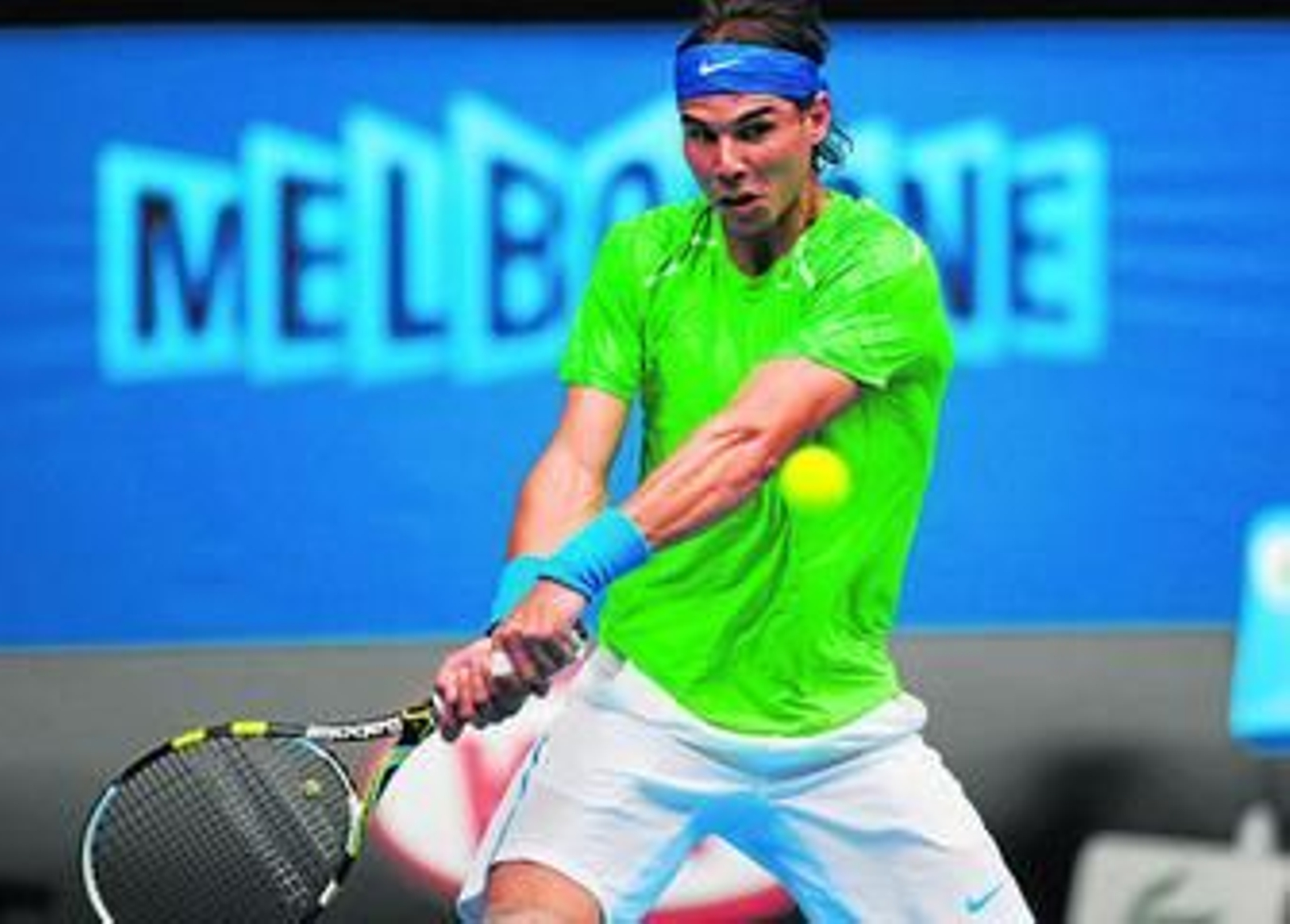 Rafael Nadal golpea con su revés a dos manos la pelota durante el encuentro ante Lacko.