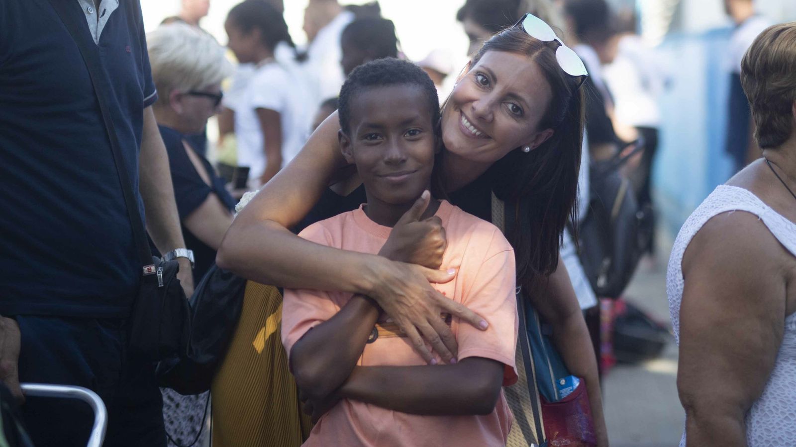 Niños y familiares se despiden.