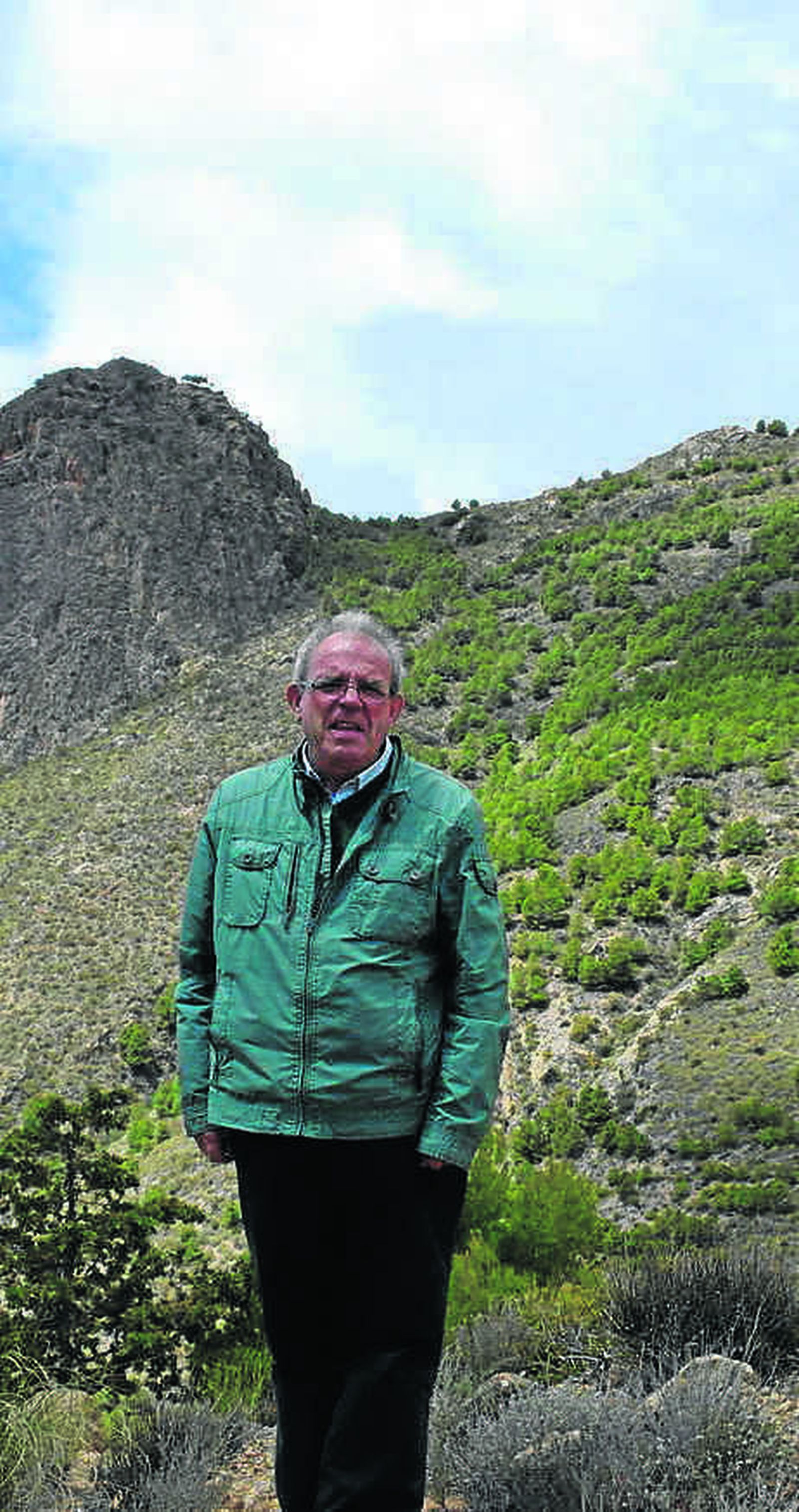 El alcalde de Vícar, con el Peñón de Bernal al fondo.