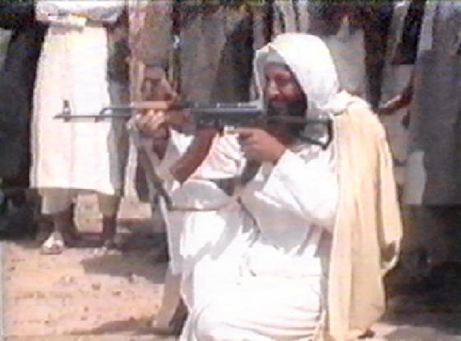 Osama Ben Laden porta un arma en el video difundido reconociendo la autoría del 11-S.

Foto: AFP/Reuters/EFE