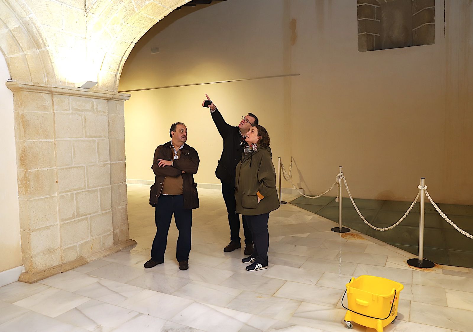 Belén de la Cuadra y Francisco Zurita en la inspección de los Claustros de Santo Domingo.