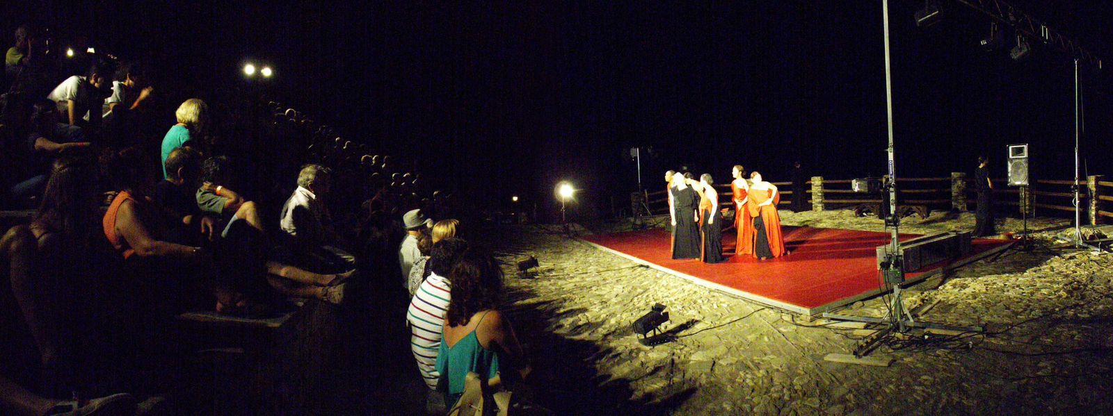 Imagen de una representación en el teatro de Laroles del grupo El Vacíe.