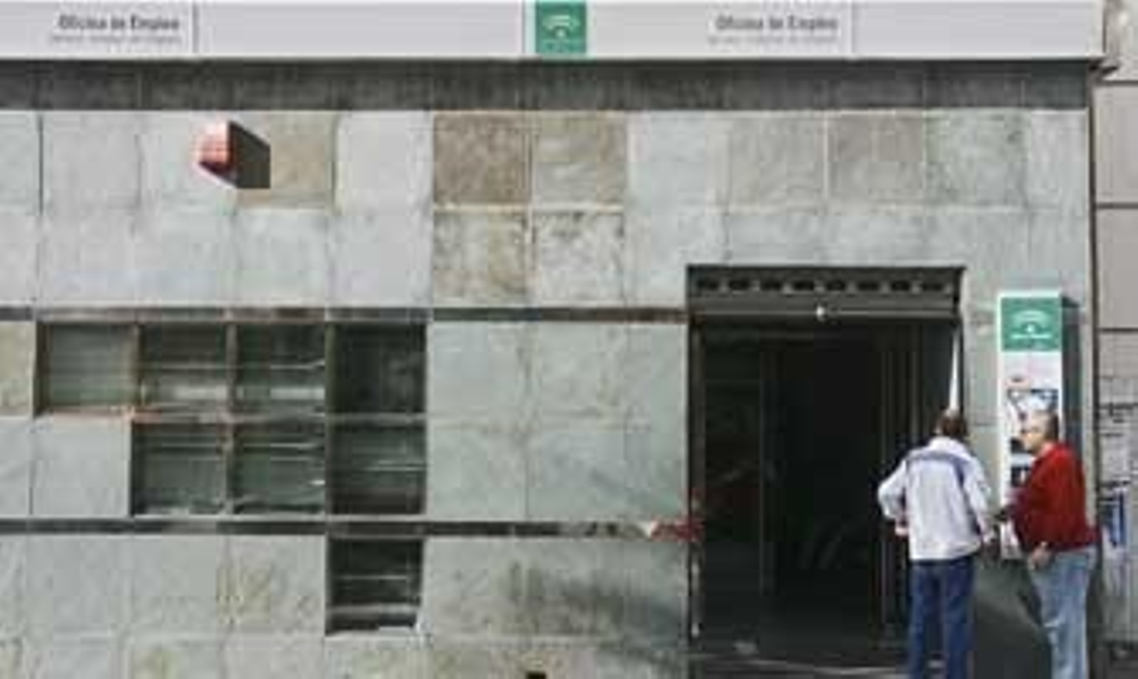 Acceso a la Oficina de Empleo en la Avenida de Andalucía. /Joaquín Pino