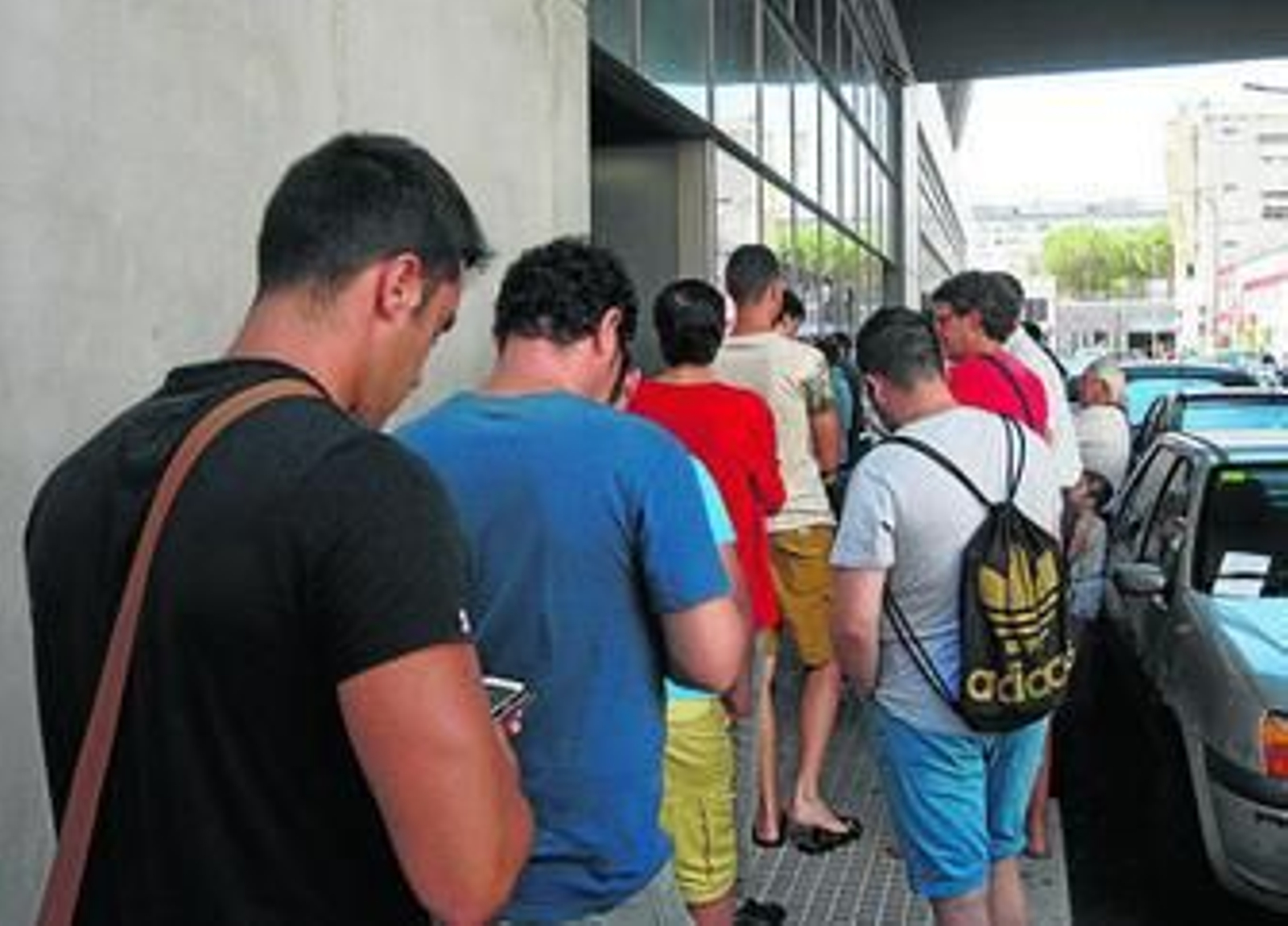 Colas ante las taquillas del estadio Carranza, una imagen habitual desde que comenzó la campaña.