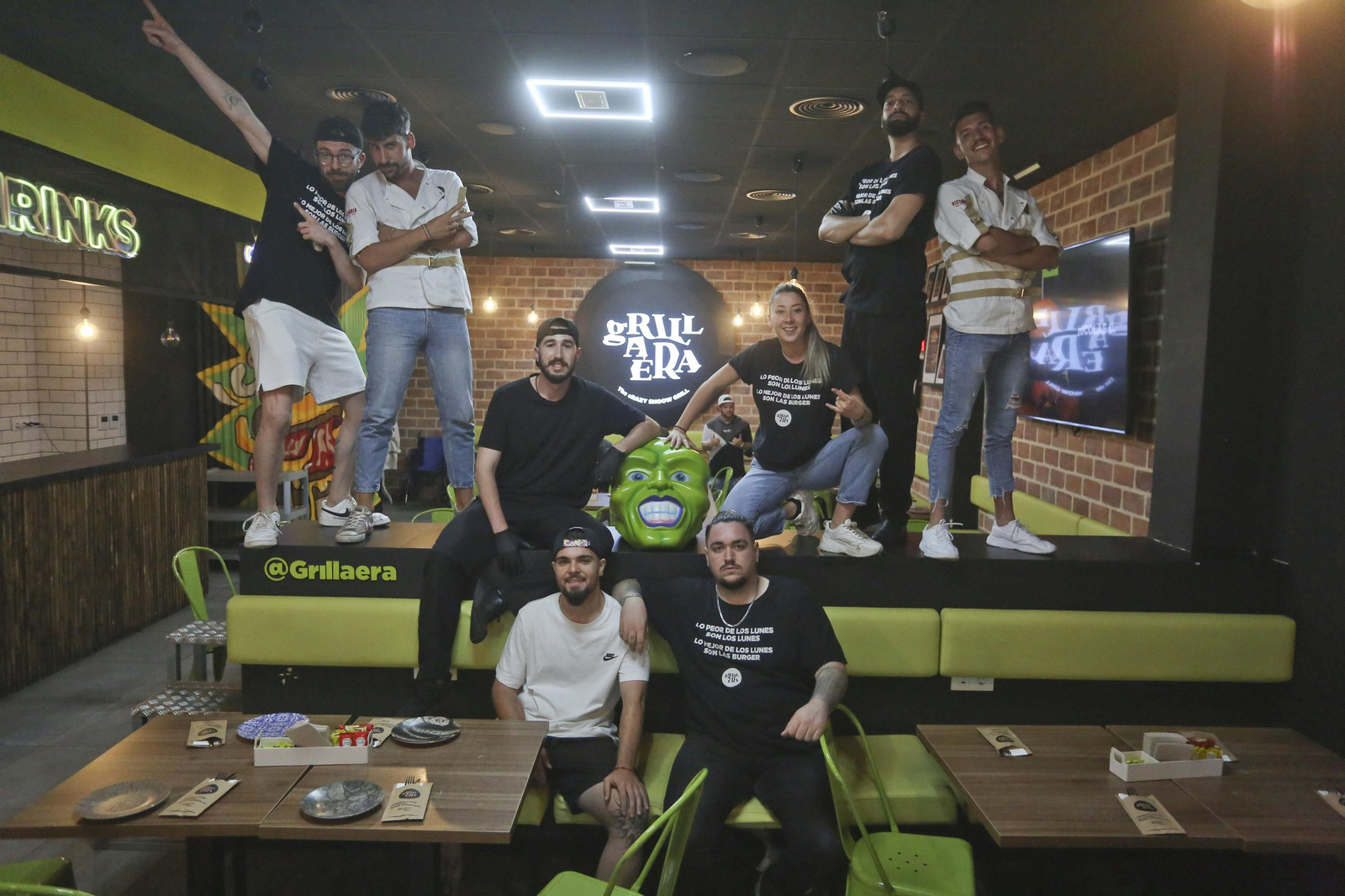 Los trabajadores de Grillaera posan para este periódico. Los trabajadores de Grillaera posan para este periódico.