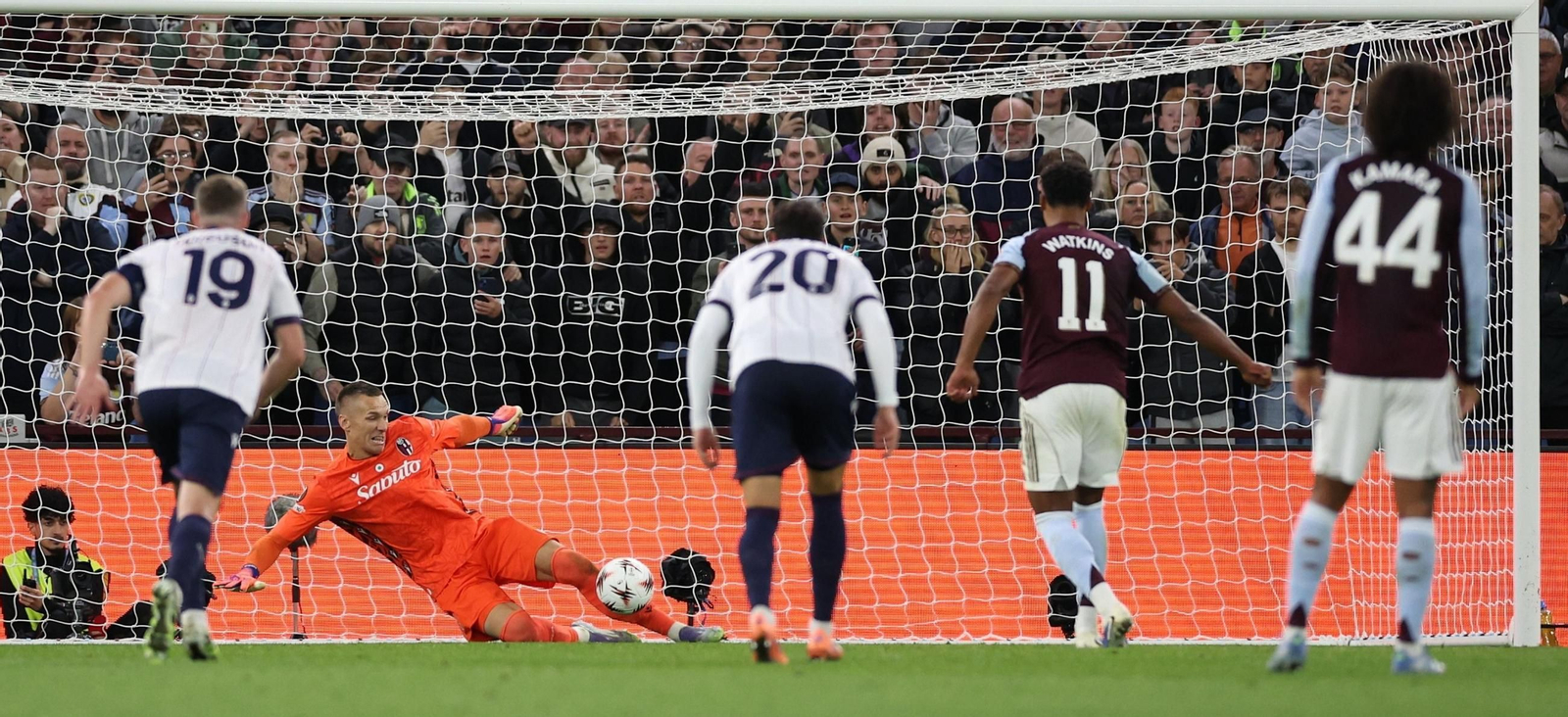 Lukasz Skorupski, portero del Bolonia, detiene un penalti lanzado por Ollie Watkins, del Aston Villa-