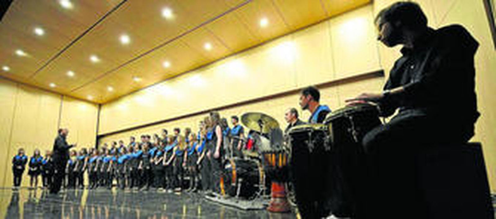 Los jóvenes componentes del Orfeón Preuniversitario durante una actuación el pasado año en la Diputación de Málaga.