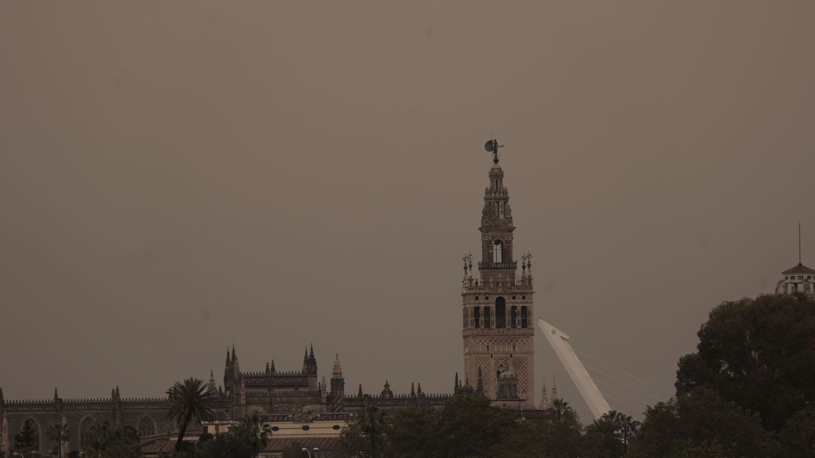 Un nuevo día de calima y lluvia de barro en Sevilla