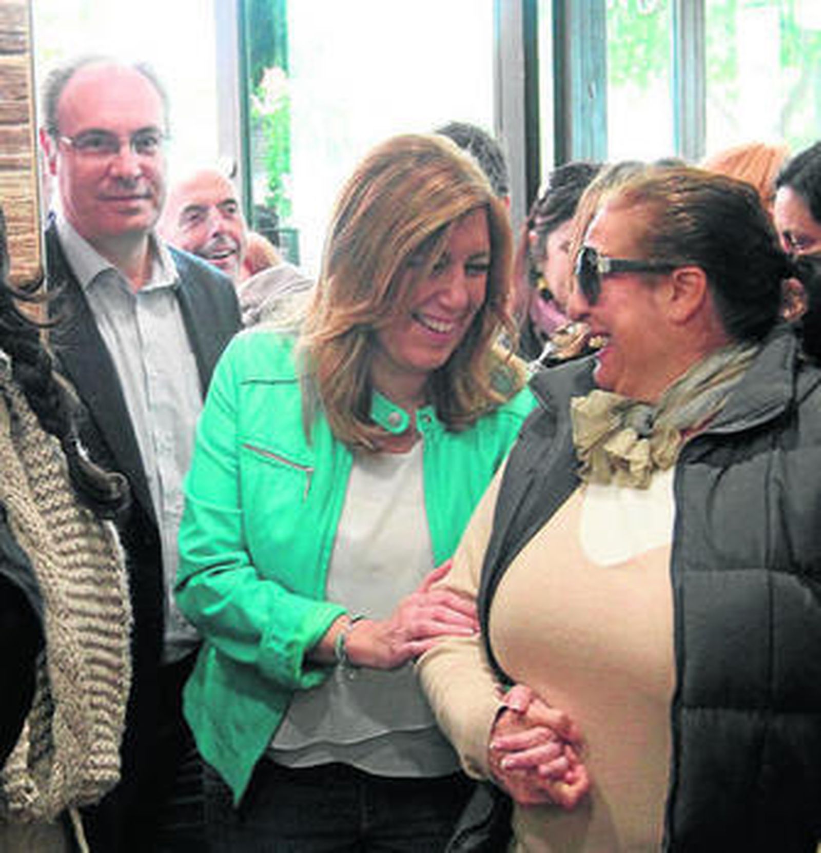 Susana Díaz, a su llegada ayer a la capital, escoltada por su cabeza de lista por Córdoba, Juan Pablo Durán.
