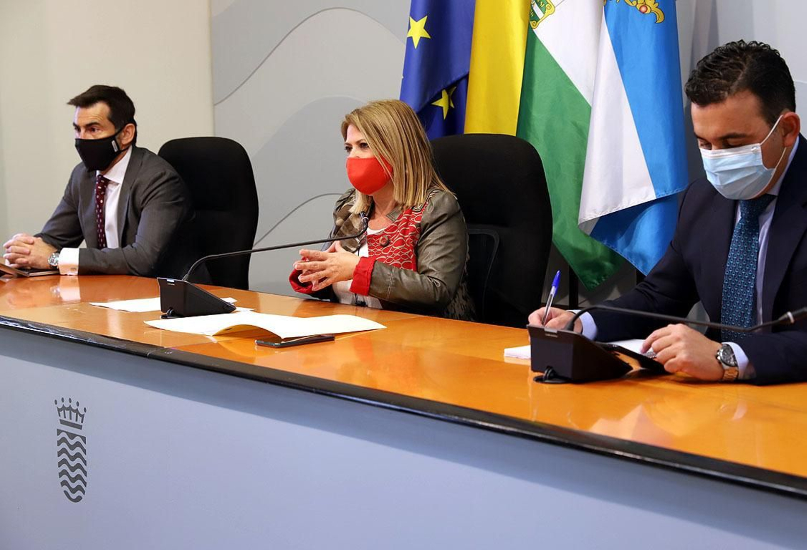 Mamen Sánchez, acompañada por Ignacio Arganza y Miguel Montero en la rueda de prensa de presentación de la planta.
