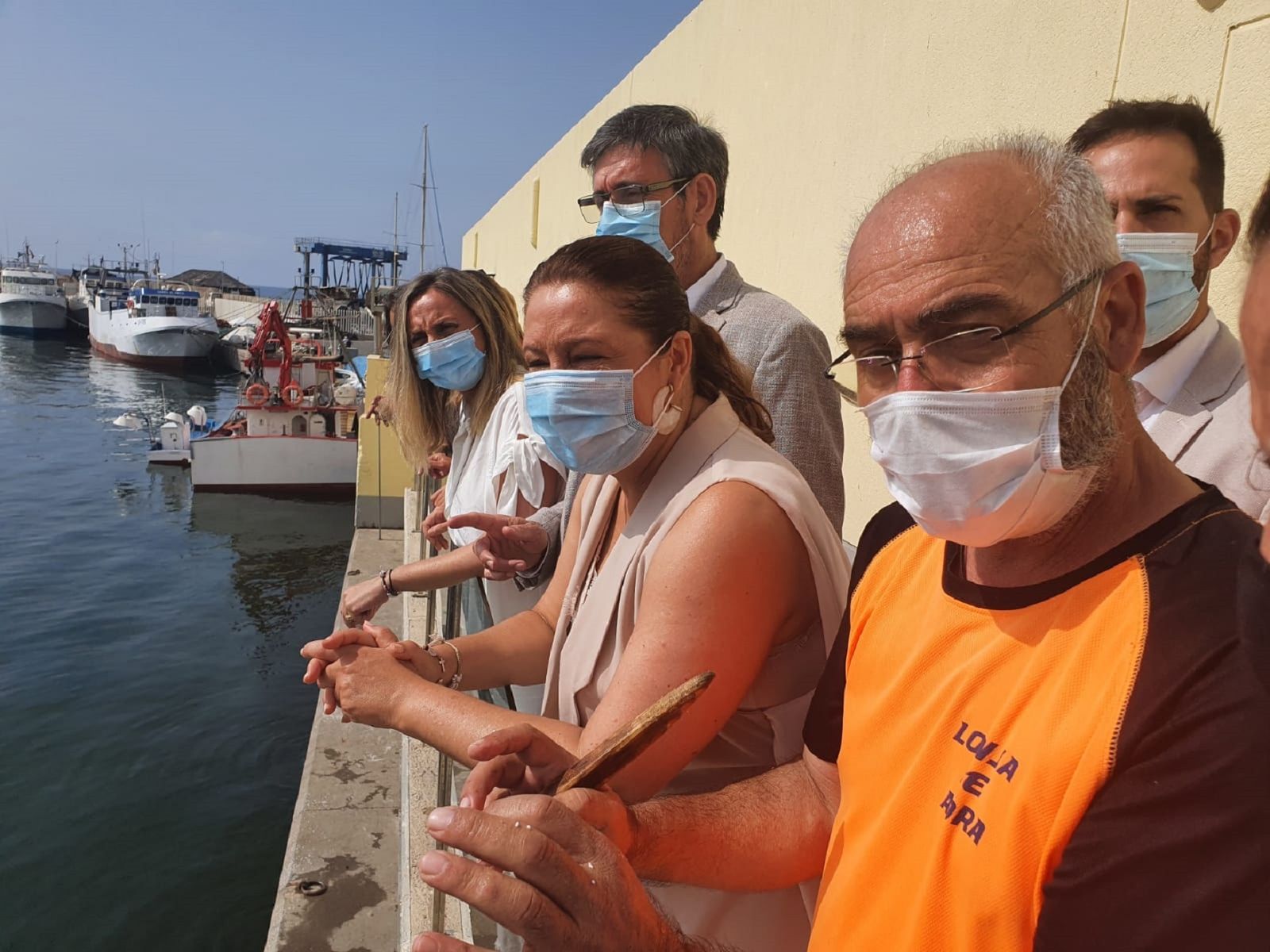 Marifrán Carazo, Manuel Cortés y Carmen Crespo, en la lonja de Adra.