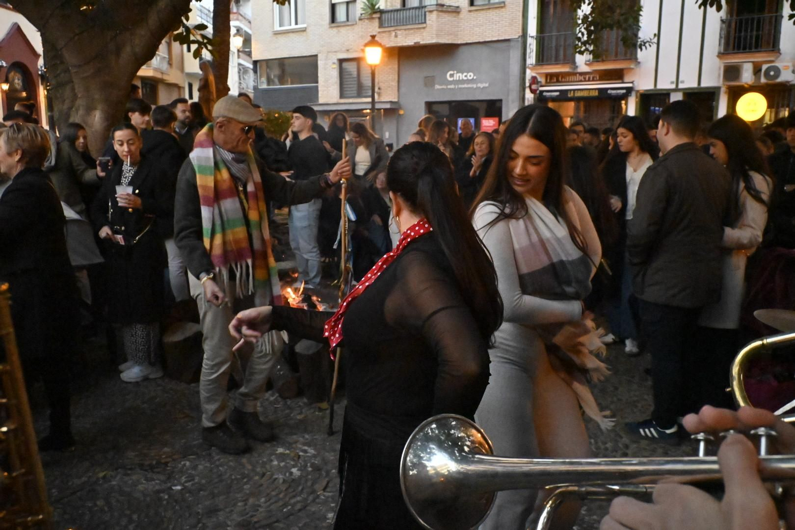 Las imágenes de la Zambomba de la Hermandad de la Esperanza en la Plaza Niña