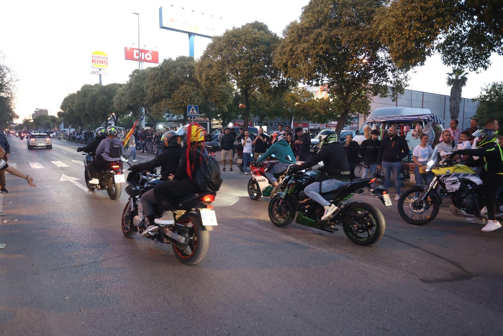 Ambiente motero en Jerez el jueves del Gran Premio de MotoGP